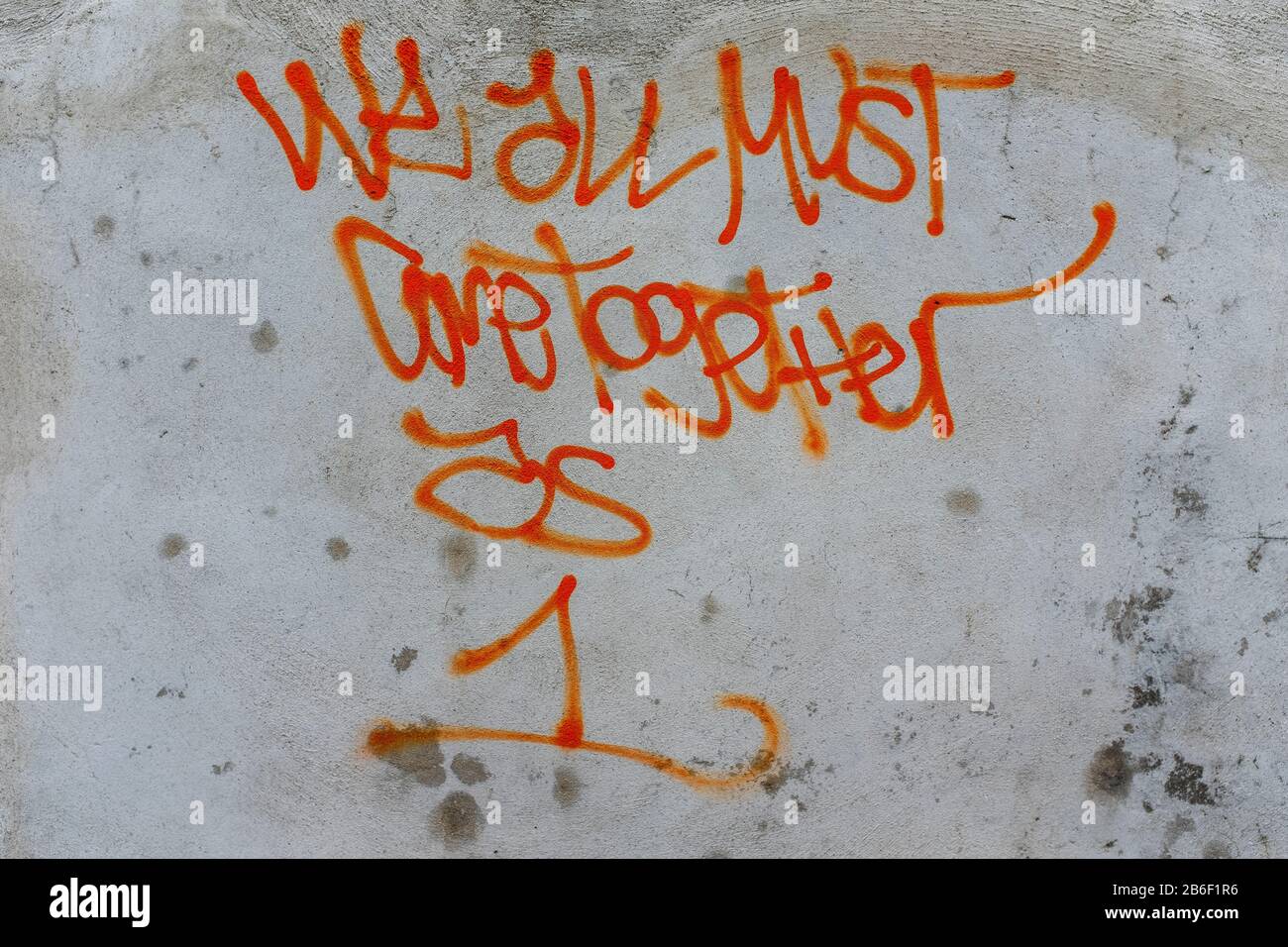 "Wir Müssen Alle Als 1 Zusammenkommen": Graffiti an der Wand in der Gasse (Monticello, N. Y.) Stockfoto