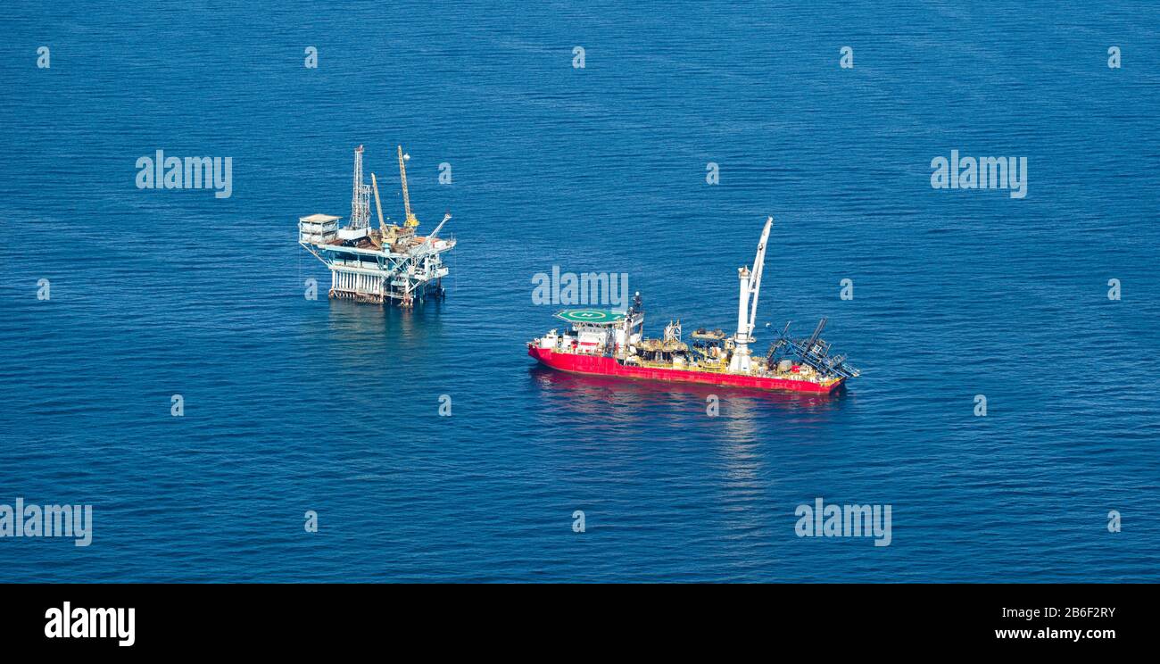 Ölring und Schiff im pazifischen Ozean, Santa Barbara Channel, Santa Barbara County, Kalifornien, USA Stockfoto
