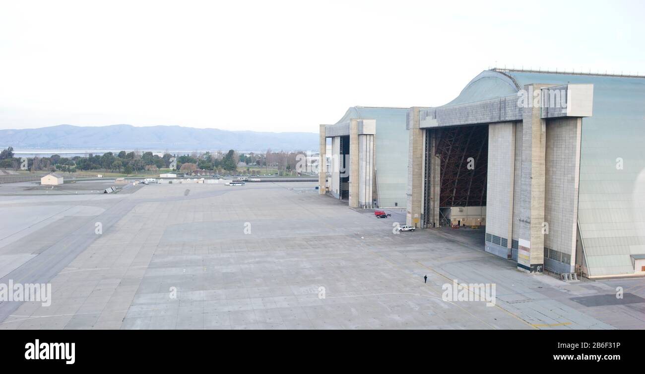 Hangars auf dem Moffett Federal Airfield, Santa Clara County, Kalifornien, USA Stockfoto