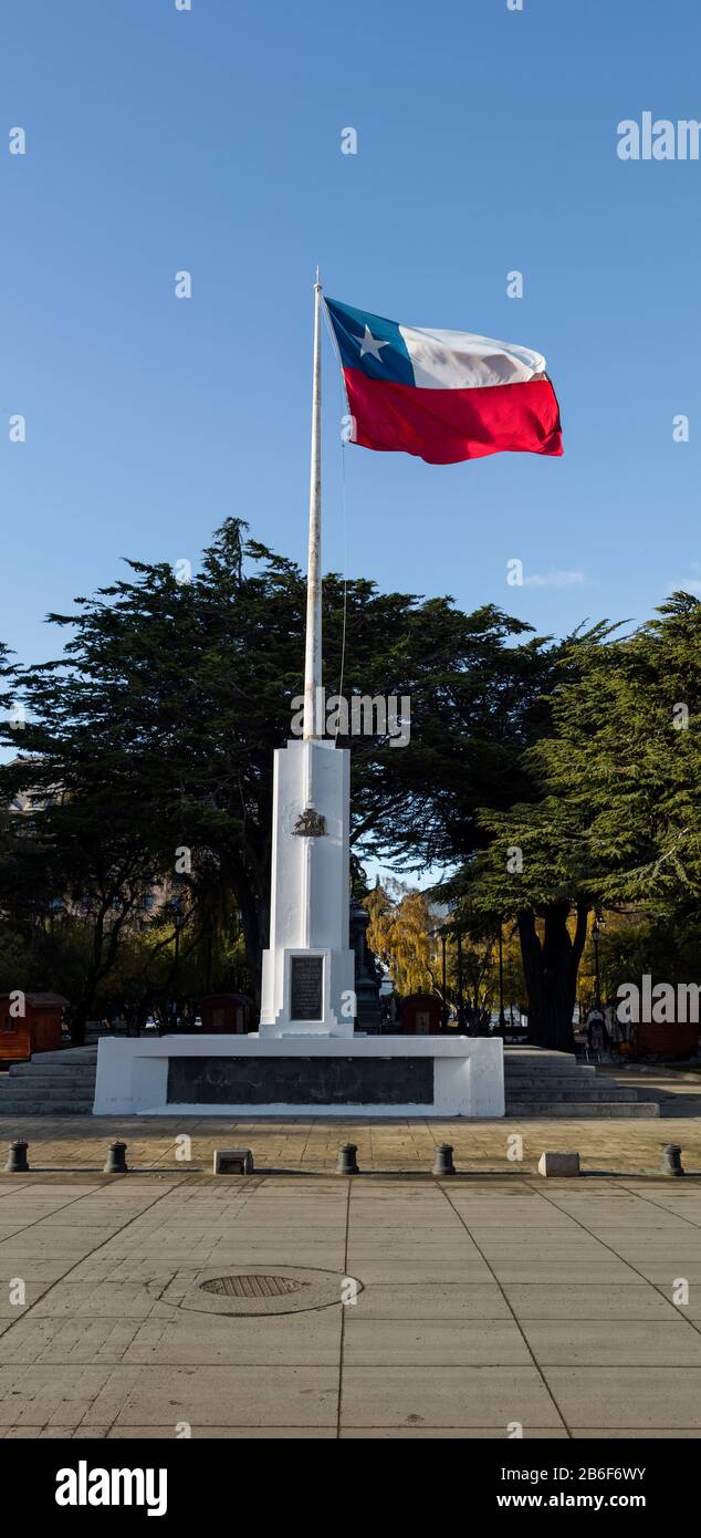 Chilenische Flagge, die in einem Mahnmal im Wind peitscht, Punta Arenas, Magallanes Region, Patagonien, Chile Stockfoto