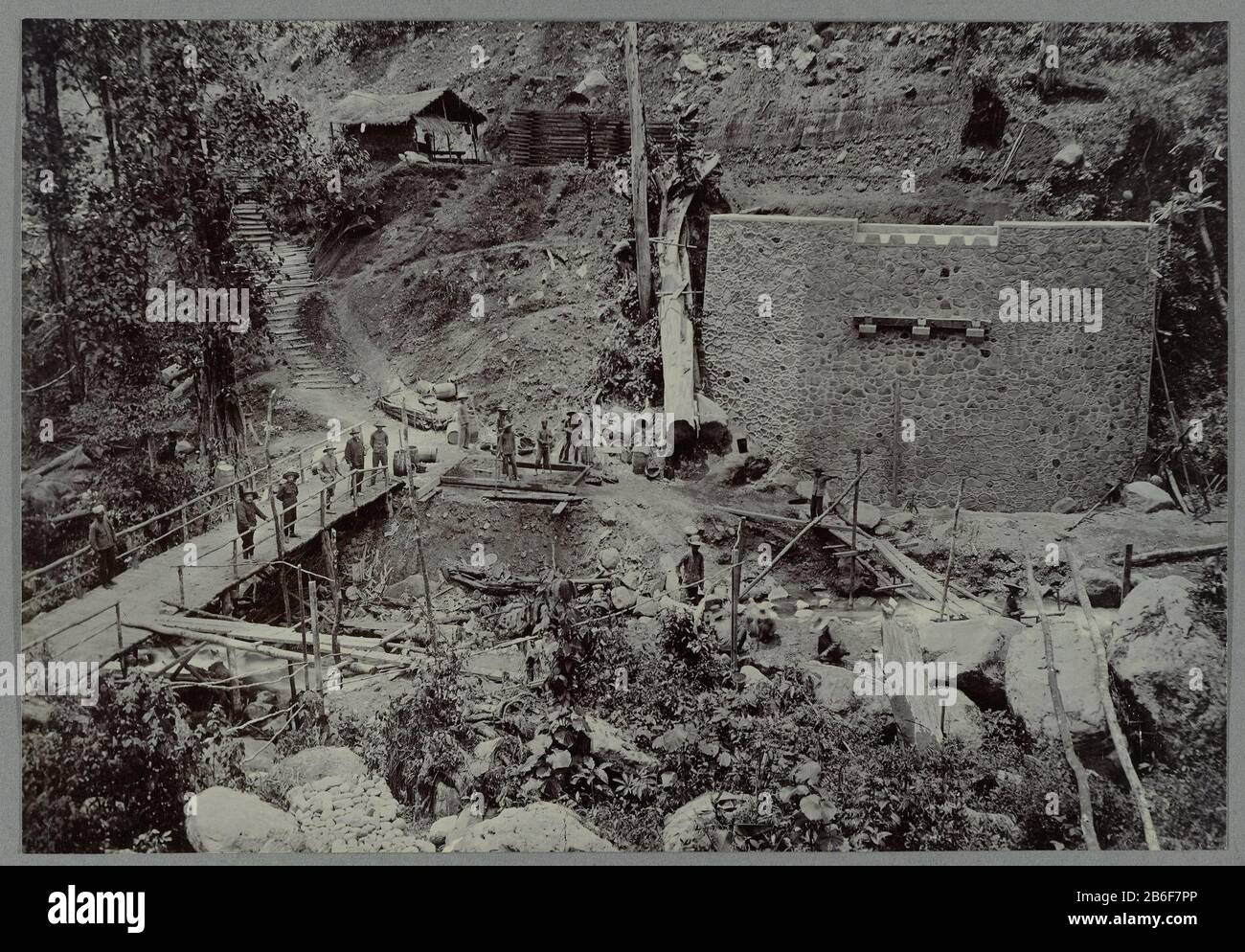 Bau der Brücke über den Aroel Timbang Gadja Bau der Brücke über den Aroel Timbang Gadja. Inge Hielt Foto in einem Album von 107 Bildern über den Bau des Gajowegs im Norden Sumatras zwischen Bireuen und Takinguen zwischen 1903 und 1914 fest. Hersteller : Fotograf: Anonymer Ort Herstellung: Nord-Sumatra Datum: 1903 - 1913 Material: Papiertechnik: Fotografie Abmessungen: Foto: H 138 mm × W 200 mmToelichtingNa Expeditionen zu Gajo und Alaslanden unter der Leitung von Van Daalen (erste Tour 1901), wurde er 1903 mit der Vorbereitung einer ständigen Einrichtung beauftragt Stockfoto