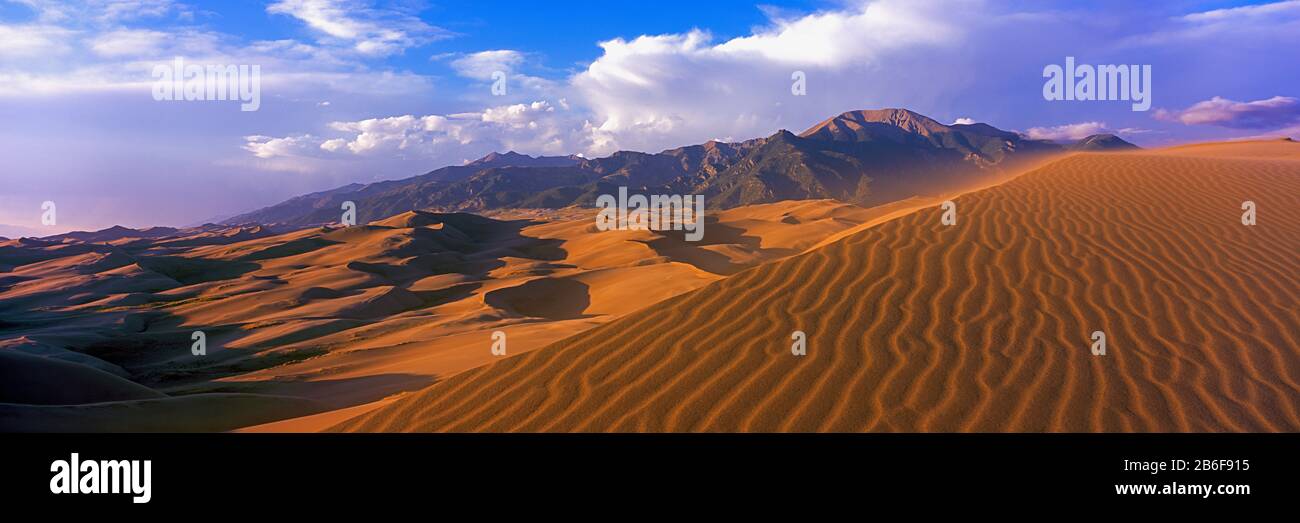 Sanddünen in einer Wüste, Great Sand Dunes National Park, Colorado, USA Stockfoto