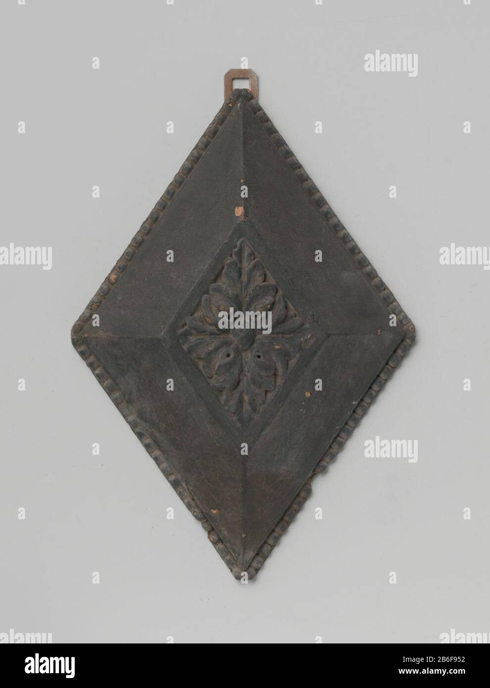 Fragmentbau, PA-18861-A Een zwart geverfd ruitvormig ornament, vermoedelijk afkomstig van een voordeur. Het paneel met schuin oplopende kanten is bovenaan afgeplat, Stockfoto