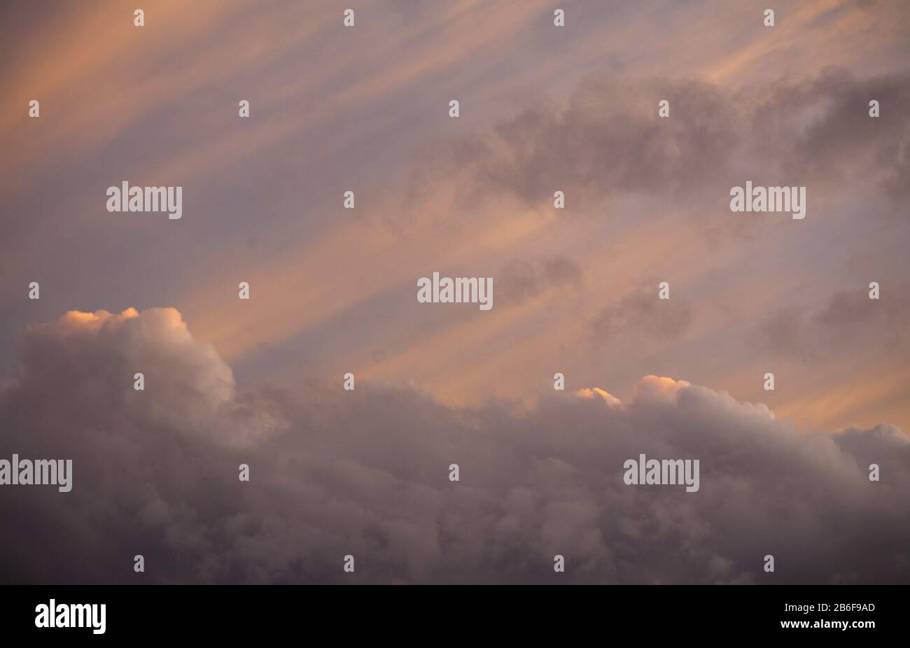 Stürmische Wolken mit Licht aus dem Himmel Stockfoto