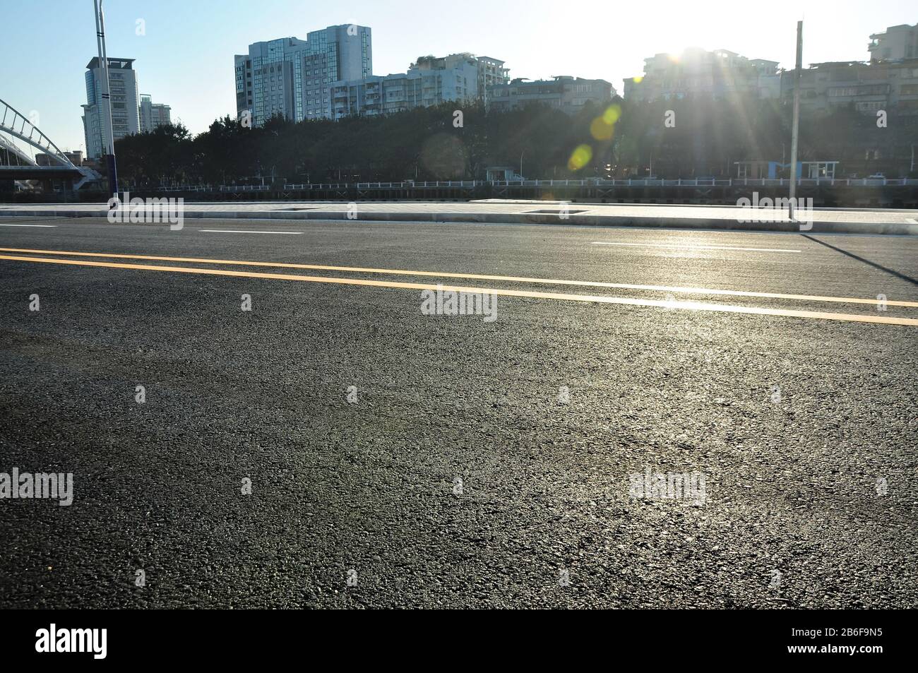 Leere Asphaltstraße durch die Innenstadt in der Abenddämmerung, Jiangmen, Guangdong, China. Stockfoto