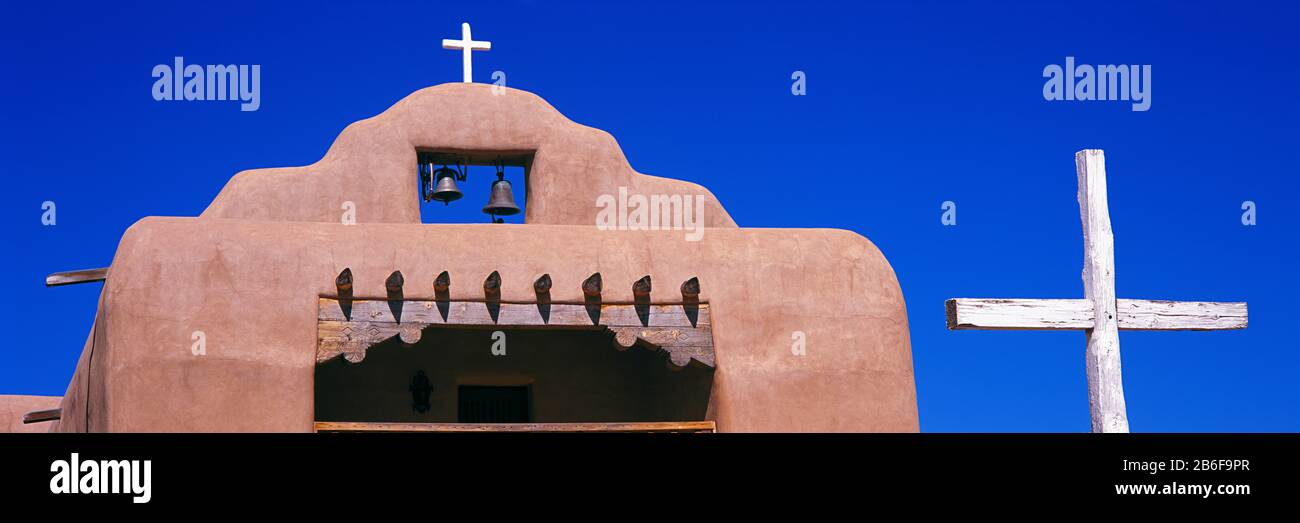 Niedriger Blickwinkel auf die Kirche Santo Tomas, Santa Rosa De Lima, New Mexico, USA Stockfoto