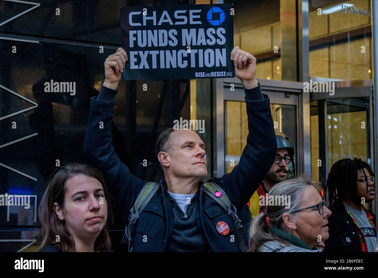 USA. März 2020. Eine Reihe gemeinnütziger Organisationen, indigener Führer, Klimajustiz und politischer Aktivisten führten am 9. März 2020 eine Demonstration außerhalb des Hauptquartiers von JPMorgan Chase aus Protest gegen das geheime Treffen zwischen Brasiliens Umweltminister Ricardo Salles und JPMorgan Chase, einem großen Geldgeber der Abholzung von Amazon, durch. (Foto von Erik McGregor/Sipa USA) Credit: SIPA USA/Alamy Live News Stockfoto