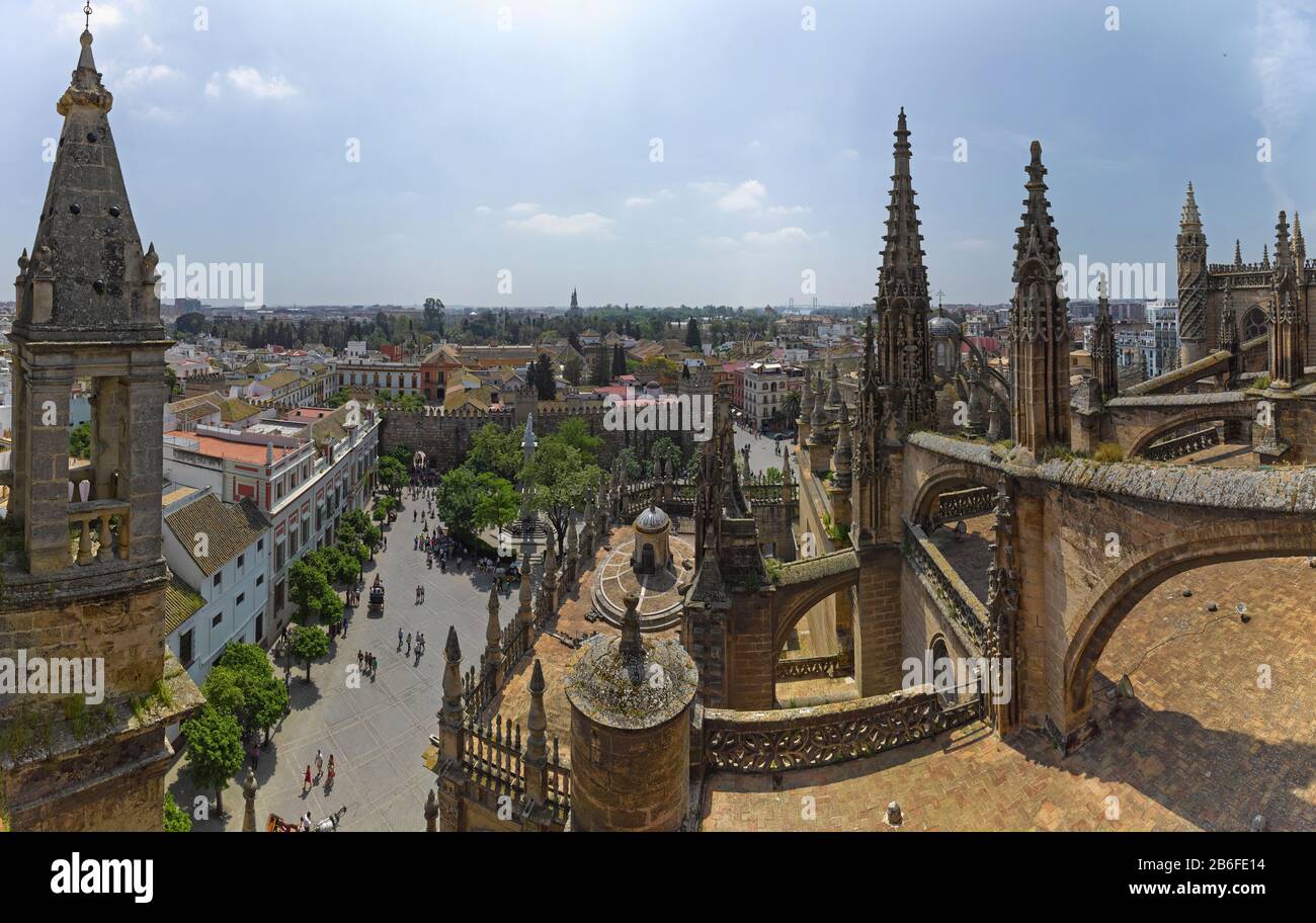 Blick auf die Stadt von einem Domplatz, der Kathedrale von Sevilla, Sevilla, Andalusien, Spanien Stockfoto