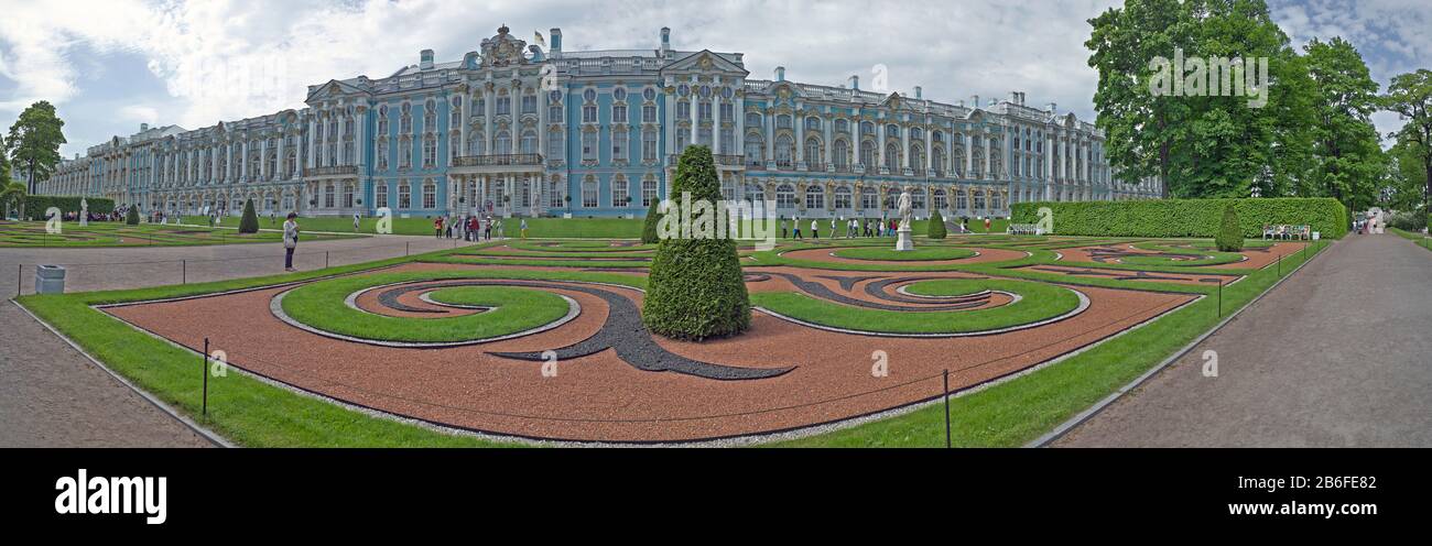 Formeller Garten vor dem Palast, Katharinenpalast, Tsarskoye Selo, Sankt Petersburg, Russland Stockfoto