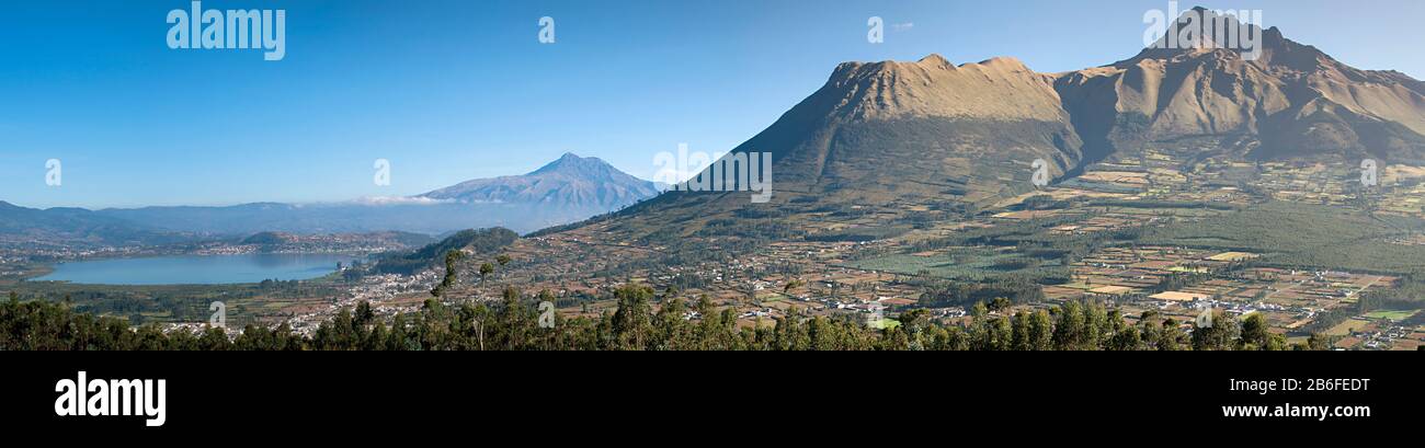 Blick auf den Vulkan Lago del San Pablo und Imbabura von der Terrasse Sacha Ji, Provinz Imbabura, Ecuador Stockfoto