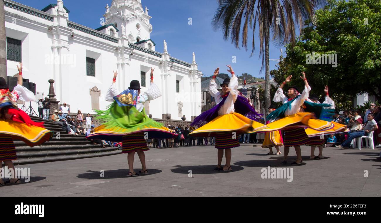 Tänzerinnen feiern Inti Raymi Festival, Hotel Plaza Grande, Quito, Ecuador Stockfoto