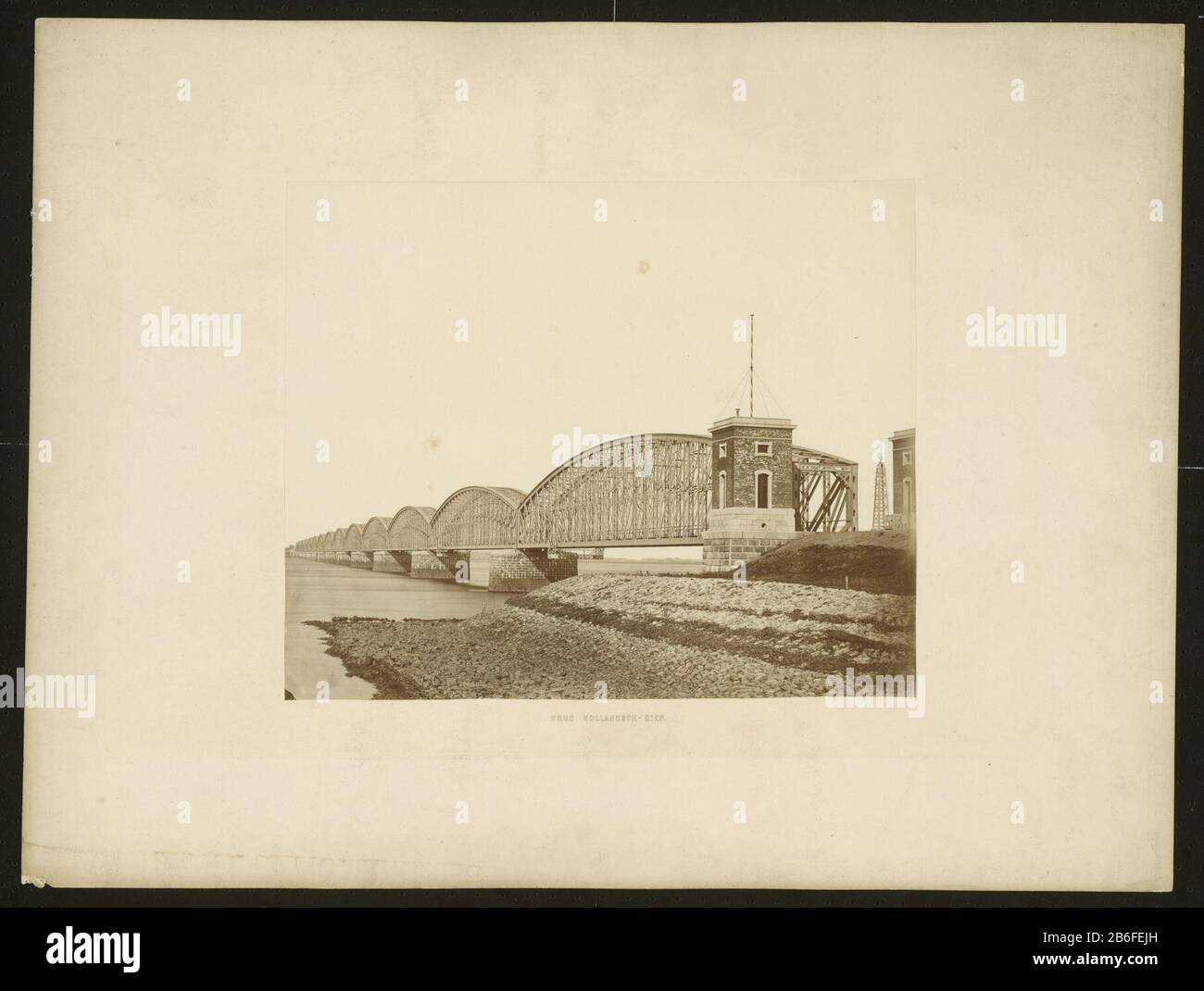 Brücke Hollandsch-Diep Eisenbahnbrücke über den Hollands Diep in Moerdijk Foto op karton van de Spoorbrug über het Hollands Diep, zijaanzicht. Hersteller : fotograaf: Pieter OosterhuisPlaats Herstellung: Nederland dating: 1871 Material: Karton Papier Techniek: Fotografie / Placken Abmessungen: Foto: H 28,9 cm. × b 35,4 cm Karton: H 48,5 cm. × b 64,5 cm. Toelichting2e afduk bij Spoorwegmuseum Datum: 1871 - 1871 Stockfoto