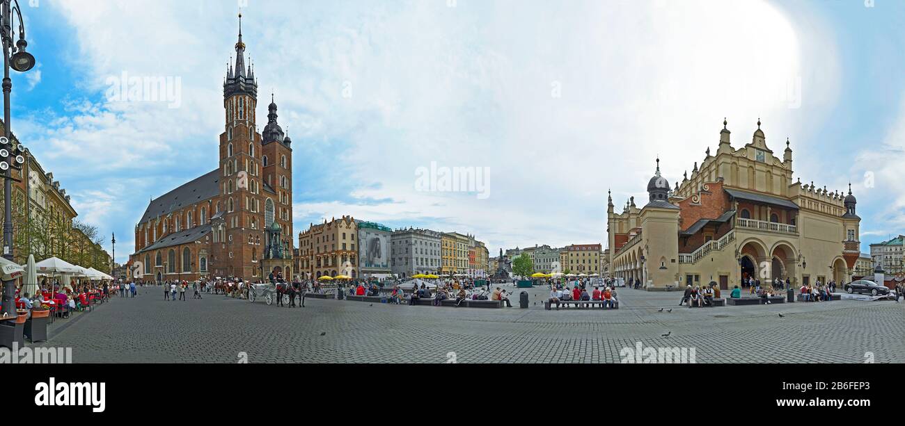 Touristen in der Marienkirche, am Mariä-Platz, in Krakow, Polen Stockfoto