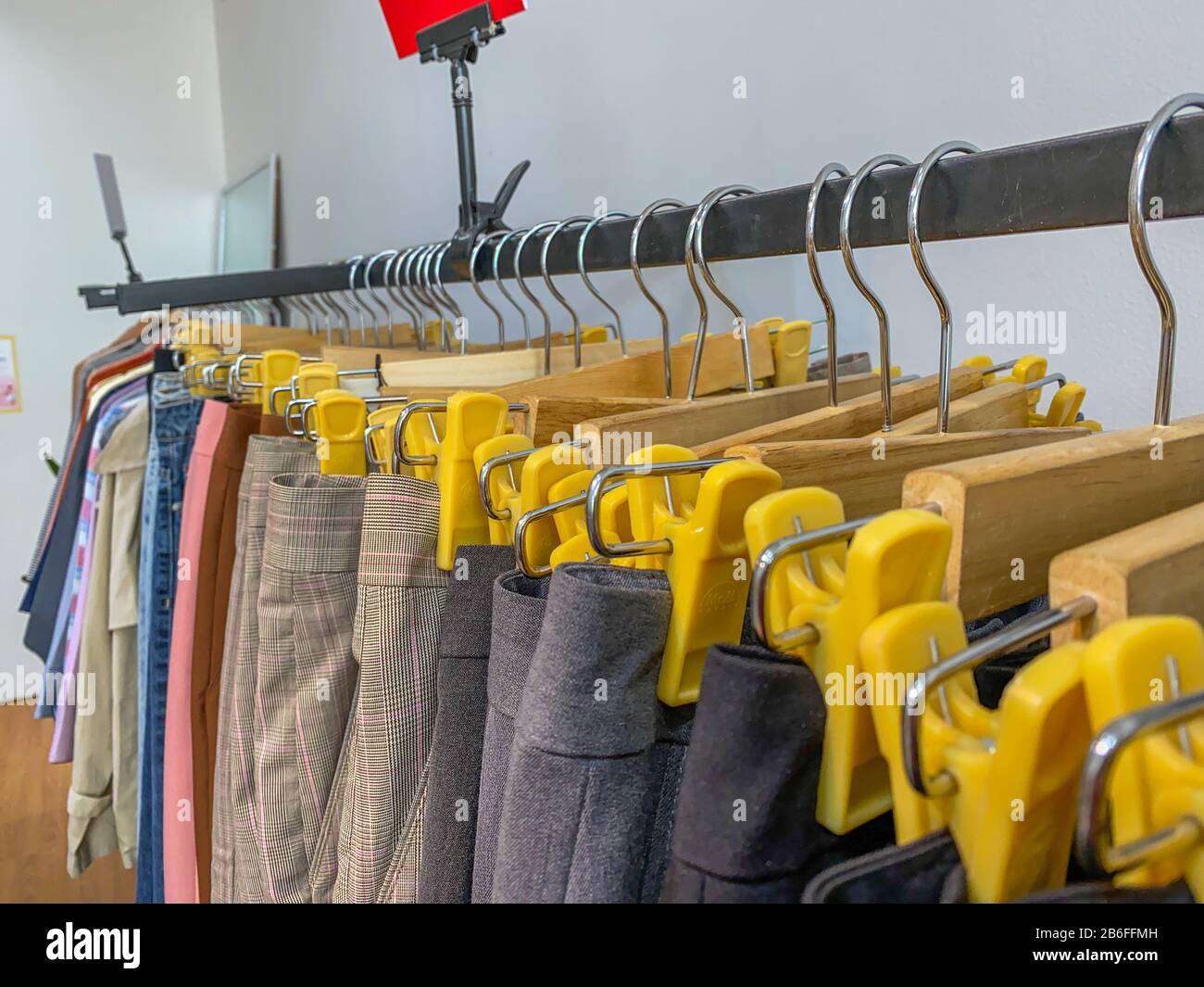 Neue Outfits, die im Kleiderladen im Regal zum Verkauf stehen Stockfoto