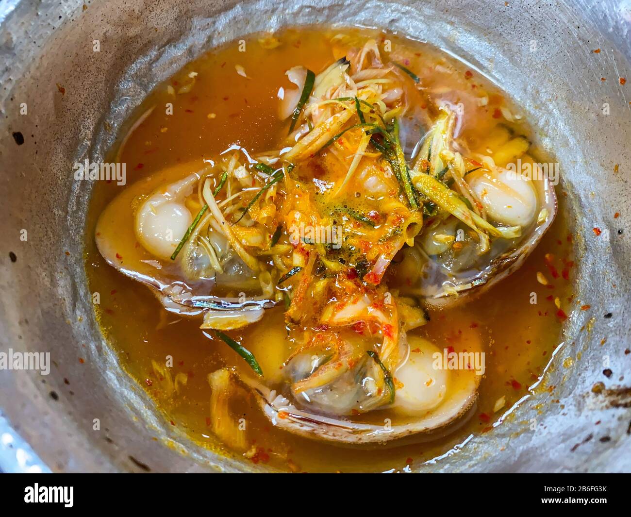 Gedämpfte Büscheln im thailändischen Stil mit Limongras und würziger Chilisauce Stockfoto