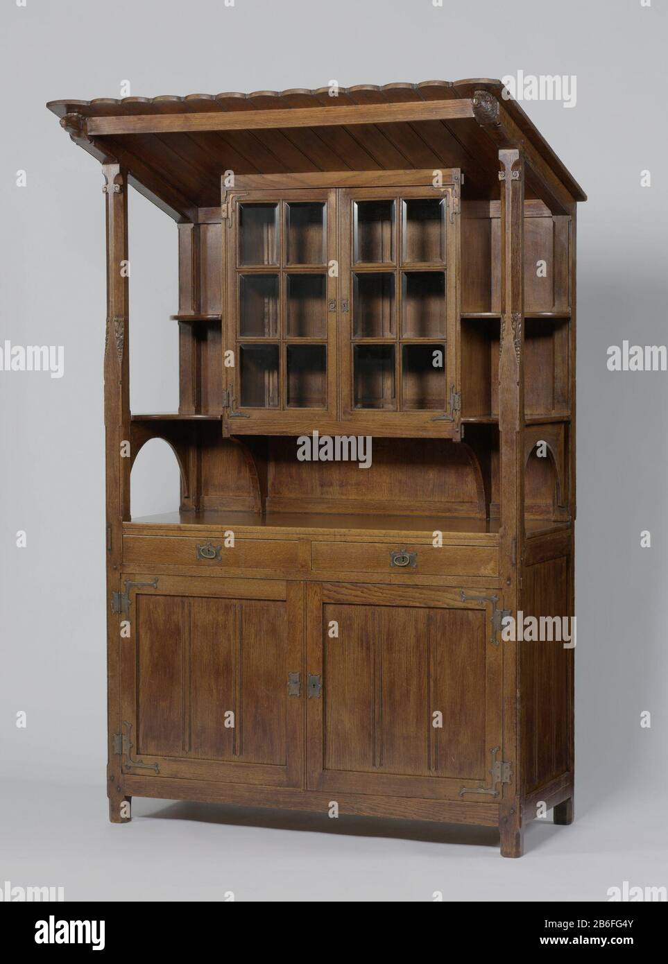 Hutch, bestehend aus Kleinbuchstaben und Großbuchstaben, um den Fall Buffetkast van eikenhout, deel van een eetkamer-ameublement, bestaande uit een gesloten onderkast en een open bovenkast anzuzeigen. De onderkast bevat twee deuren met daarboven twee beladen. De bovenkast bestaat uit een rechthoekige vitrinekast met twee deuren, voorzien van een roedewerdeling van elk zes vensters, die door middel van twee smalle consoles rost op de onderkast. Aan weerszijden bevinden zich twee planken. Boven de vitrinekast bevindt zich een naar beneden schuin aflöffde luifel den Rost op vier hoekstijlen en regels. De twee voo Stockfoto