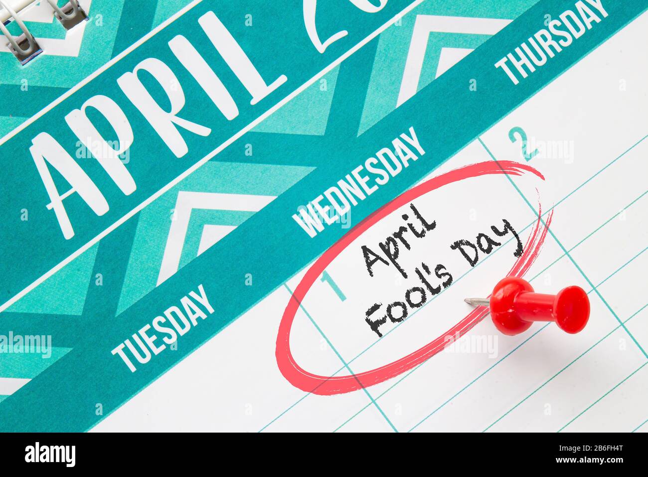 April Fools Tag auf einem Kalender mit roter Nadel Stockfoto