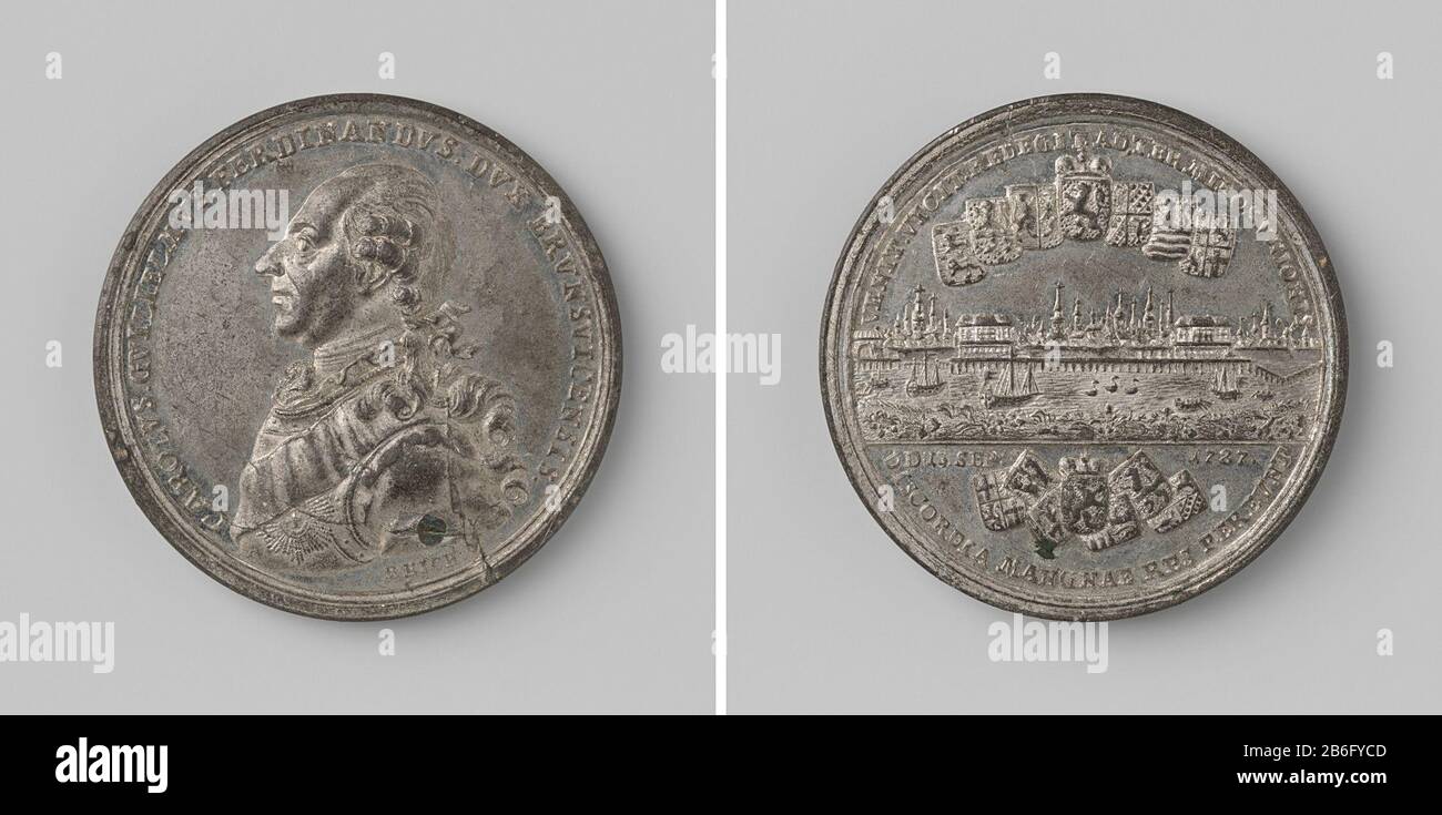 Kapitulation von Amsterdam zu Ehren von Charles William Ferdinand, Herzog von Brunswick Tinnen Penning. Voorzijde: Borststuk man binnens omschrift. Keerzijde: Gezicht op stad Amsterdam aan het IJ, daarboven zeven wapenschilden, Stockfoto