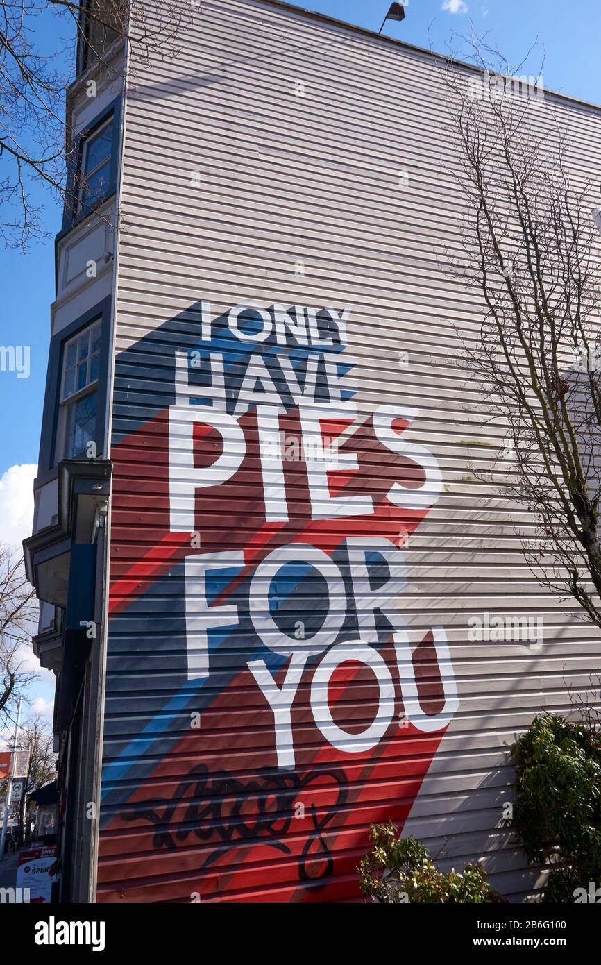 Humorvolles Schild an der Seite des Pie Hole Restaurants an der West 4th Avenue in Kitsilano, Vancouver, BC, Kanada Stockfoto