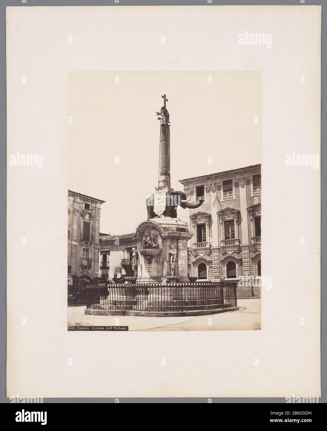 CataniaFontana Elephant Catania.Fontana dell'Elefante Objekttyp: Foto Artikelnummer: RP-F16681 Hersteller: Fotograf: Roberto Rive (zugeschrieben) Datum: CA. 1850 - ca. 1900 Physikalische Merkmale: Albumindruck: Albumindruck Abmessungen: Foto: H 254 mm × W 191 mm Stockfoto