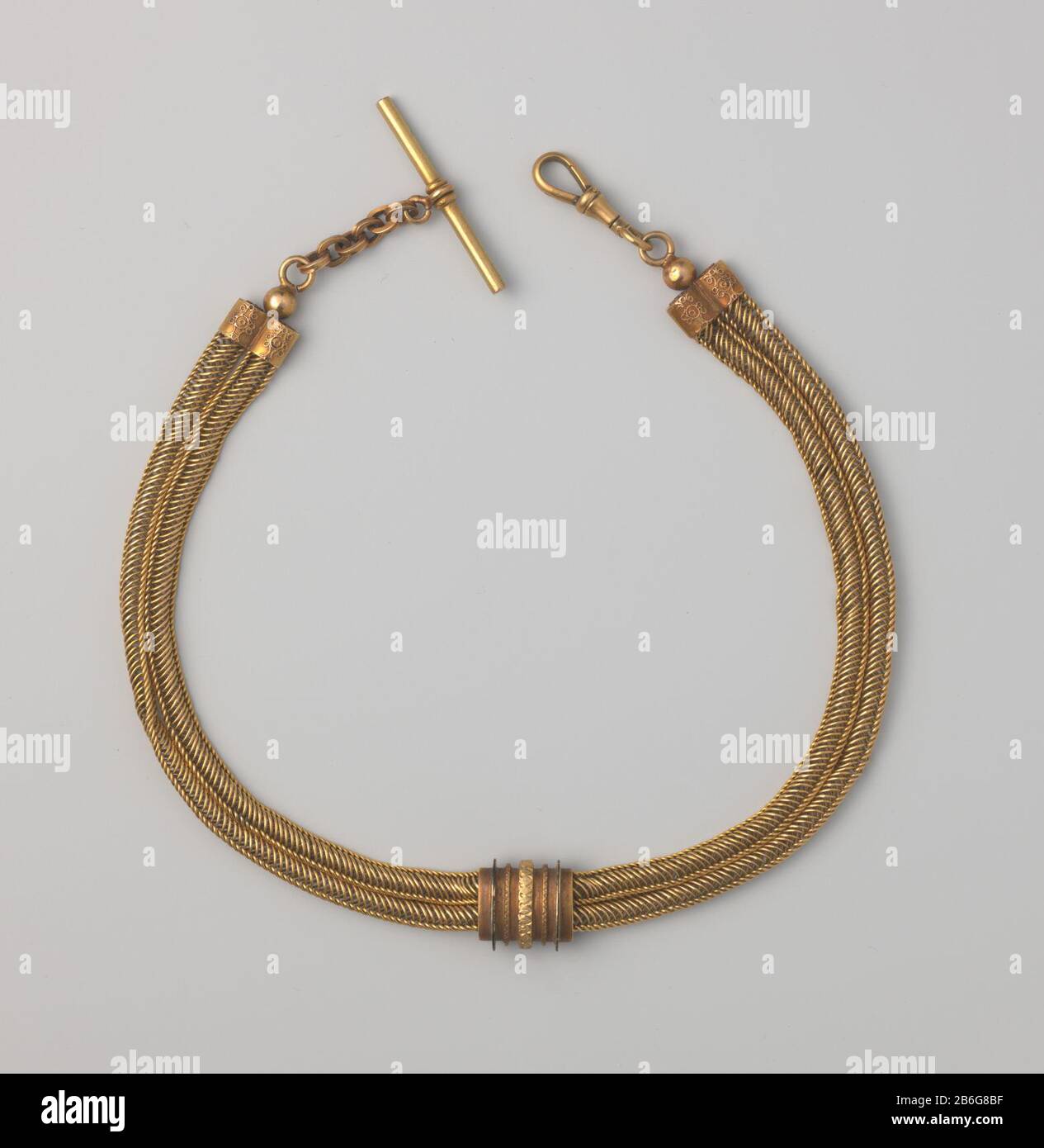 Chatelaine aus Kupferdraht besteht aus zwei Ketten Rutsche Horlogeketting van verguld koper samengesteld uit twee draadkettingen met schuif. Hersteller : Vervaardiger: AnoniemPlaats Herstellung: Europa dating: CA. 1800 - ca. 1900 Physikalische Kenmerken: Koper Material: Geheel: Koper verguldsel Techniek: Vergulden Maße: L 37,2 cm. × b 3,7 cm. × d 0,9 cm. Stockfoto