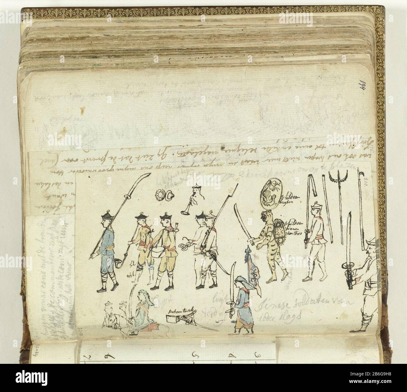 Chinesische soldaten-farbzeichnung und Farbzeichnung chinesischer Soldaten als Parade. Unten links der chinesische Kapitän mit Säbel zu Pferd. Ein Soldat ist in Tigerhaut gekleidet. Sie tragen Stacheln, Gewehre, Schilde, Trommeln und Säbel. Mit Beschriftung. Teil des Skizzenbuchs von Jan Brandes, Band 2 (1808), S. 200. Hersteller: Künstler: Jan BrandesPlaats Herstellung: Jakarta dating: 23 Feb 1779-26 Aug. 1775-2 physische Merkmale: Aquarell auf Skizze in Bleistift, Pinsel Farbmaterial: Papiertechnik: Pinsel / Pen Abmessungen: H 100 mm × W 162 mm Datum: 1797-2 Stockfoto
