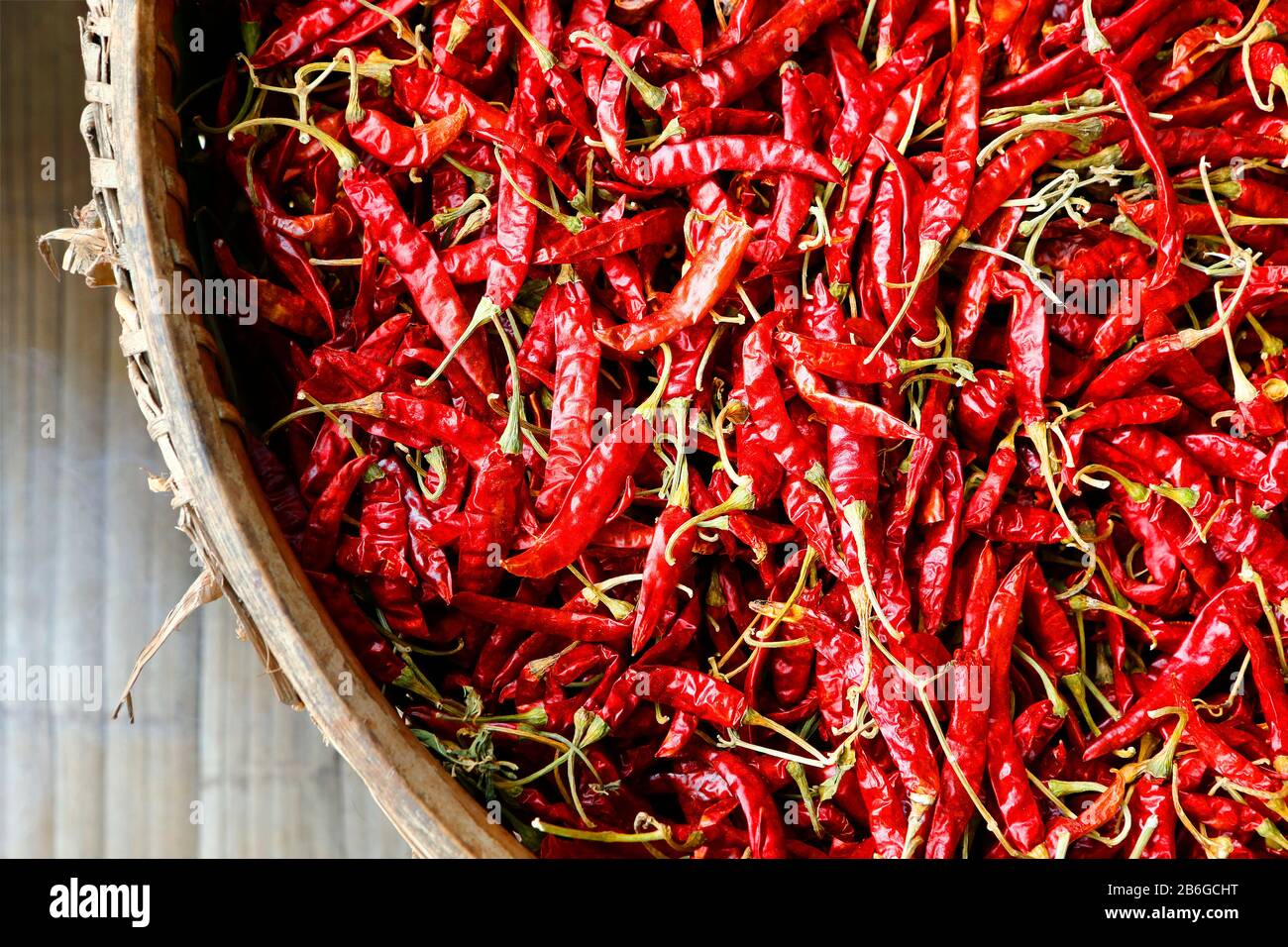 Korb mit getrocknetem Chili Stockfoto