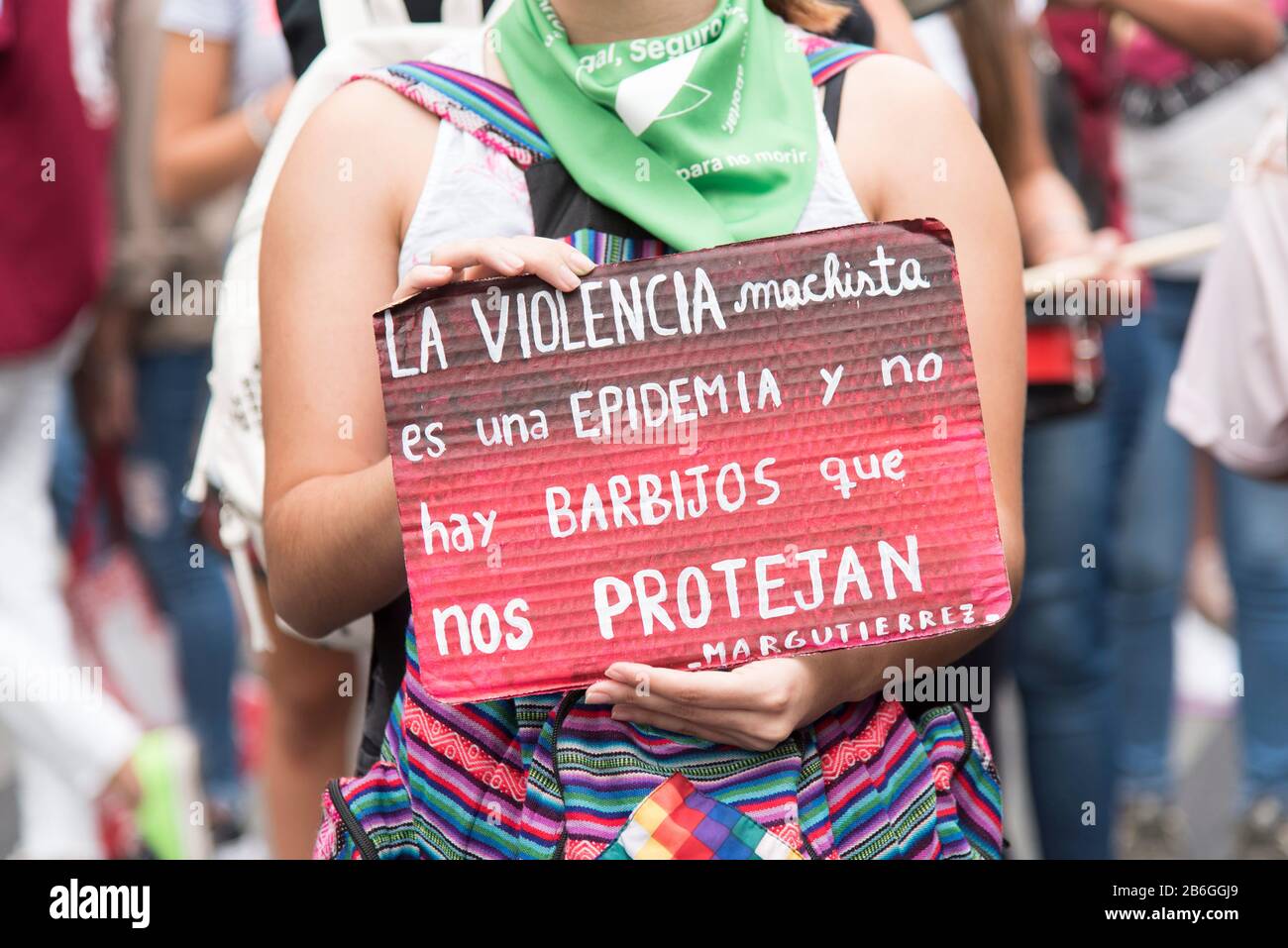 CABA, Buenos Aires/Argentinien; 9. März 2020: Internationaler Frauentag. Eine Frau mit grünem Schal hält ein Zeichen: Sexistische Gewalt ist eine Epidemie und Stockfoto