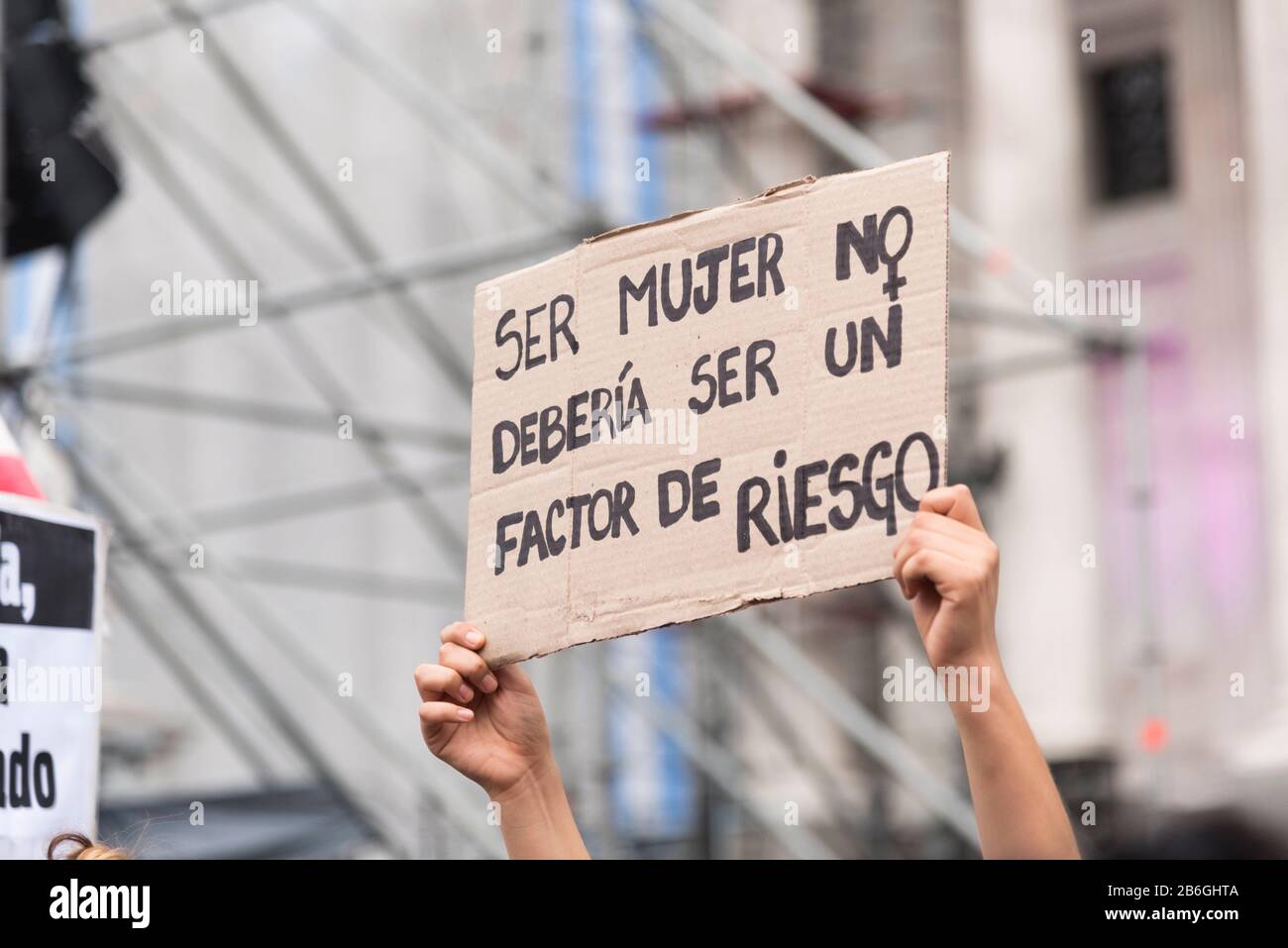 CABA, Buenos Aires/Argentinien; 9. März 2020: Frauentag. Detail der Rallye, Hände halten ein Zeichen: Frau zu sein sollte kein Risikofaktor sein Stockfoto