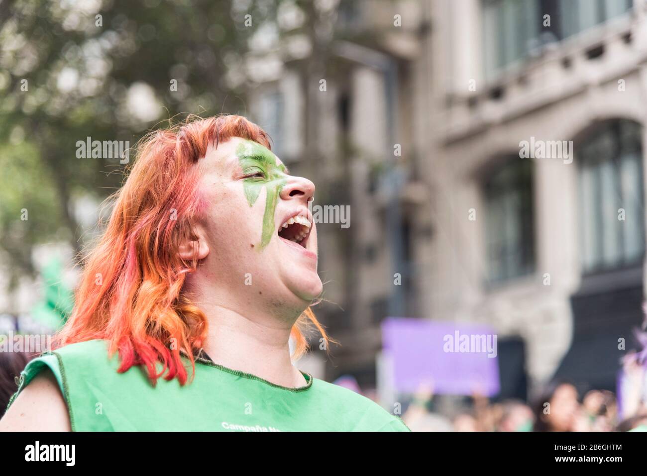 CABA, Buenos Aires/Argentinien; 9. März 2020: Internationaler Frauentag. Frau schrie Slogans für die Verabschiedung des Gesetzes des Gesetzes, Safe an Stockfoto