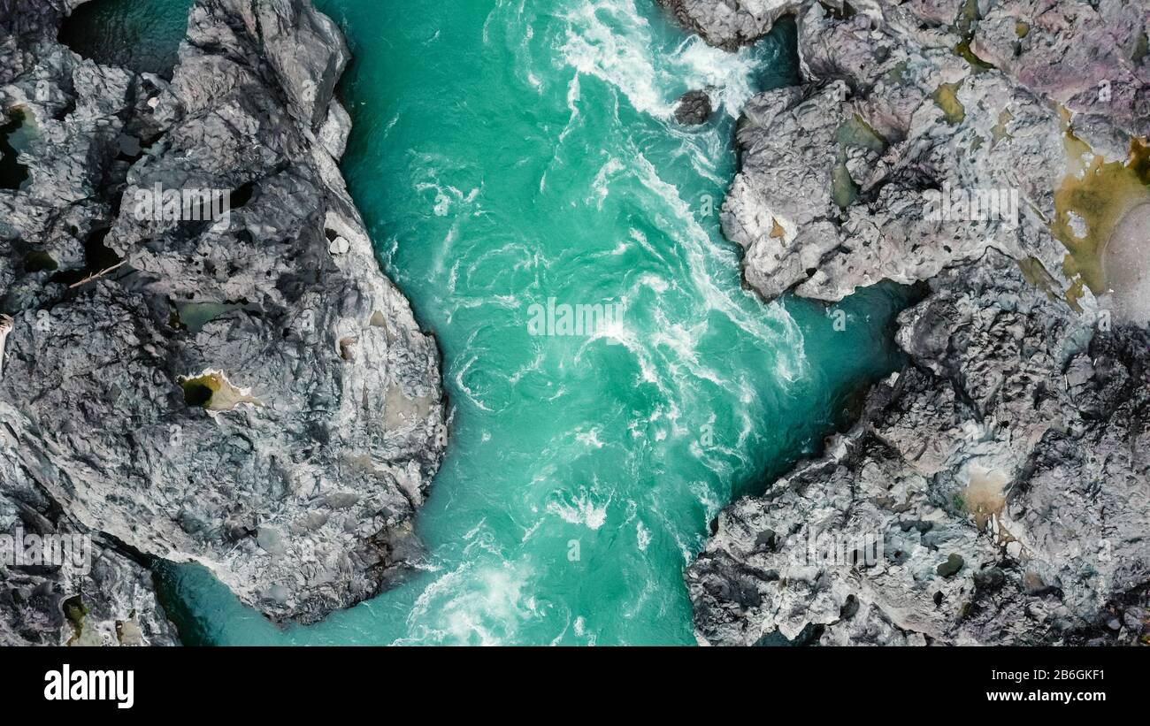 Türkisfarbenes Gebirge, Felsufer mit Blick auf die Luft. Robuste Rea für Rafting Drone Shooting. Katun River, Altai. Stockfoto