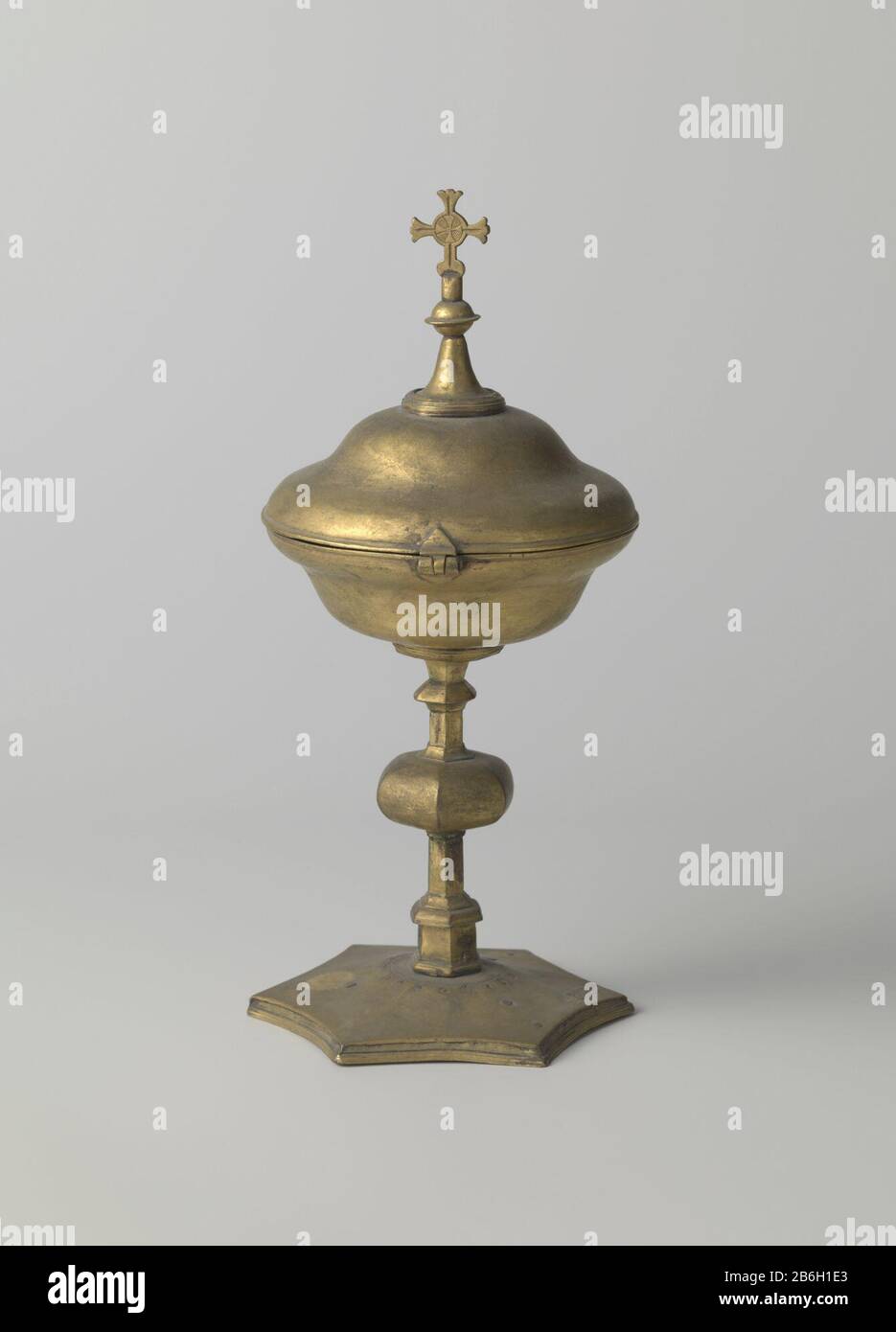 Ciborium mit runder, gewölbter Abdeckung, überragt von einem Kreuz Het voorwerp bestaat uit voet, stam, Doos en deksel. De doos, het deksel, het blad van de voet en mishien de holle nodus zijn uit plaat geslagen en vervolgens geciseleerd. Het voetblad bestaat uit twee stukken. The Hotel is loced and the Hotel is locable to the Hotel. Het deksel is met een scharnier bevestigd en is voorzien van een pensluiting. Het voorwerp is verguld, ook aan de onderkant van de voet en aan de binnenkanten van doos en deksel. The location was exciting, and the location was exciting. De Stockfoto