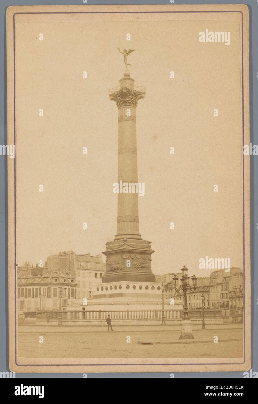 Colonne de Juillet an Der Place de la Bastille in Paris Colonne de Juillet an Der Place de la Bastille in Paris Objektart: Kabinettsbild Artikelnummer: RP-F 1996-49 Aufschriften / Marken: Aufschrift verso, handschriftlich: 'Motorcade The JUILLIET Place de la Bastille'opschrift, verso gedruckt: Compagnie Photographique Debitte & Hervé 170, Rue de Rivoli, Pariser Hersteller: Fotograf: Compagnie Photographique Debitte & Hervé (Fälschung für) Ort Herstellung: Place de la Bastille Datum: CA. 1865 - ca. 1875 Material: Papierkartontechnik: Albumindrucke Abmessungen: Foto: H 150 mm × W 100 mm Motiv: Stockfoto