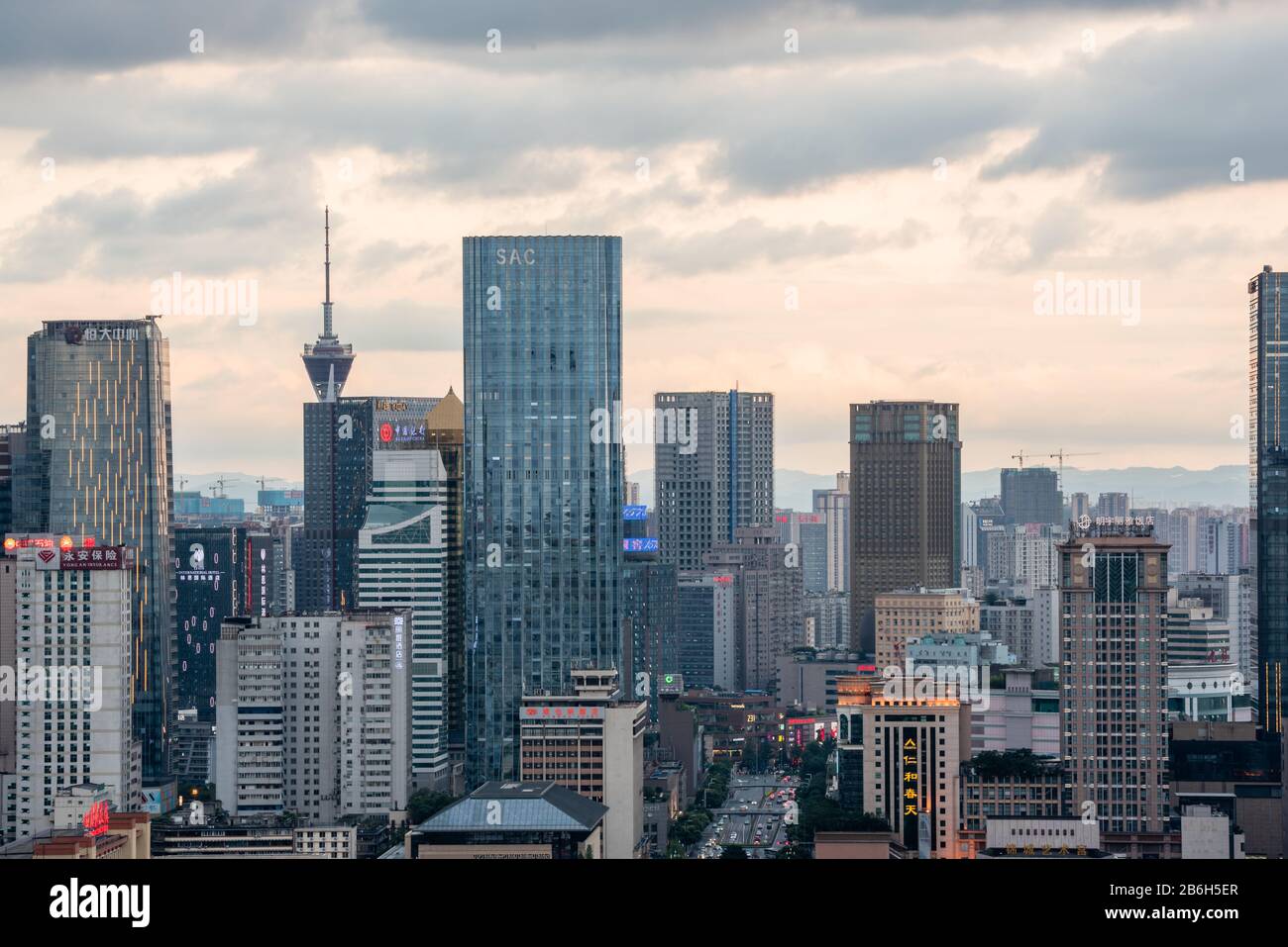 Chengdu, Provinz Sichuan, China - 19. Juli 2019: Stadtteilbild der Skyline der Stadt Stockfoto