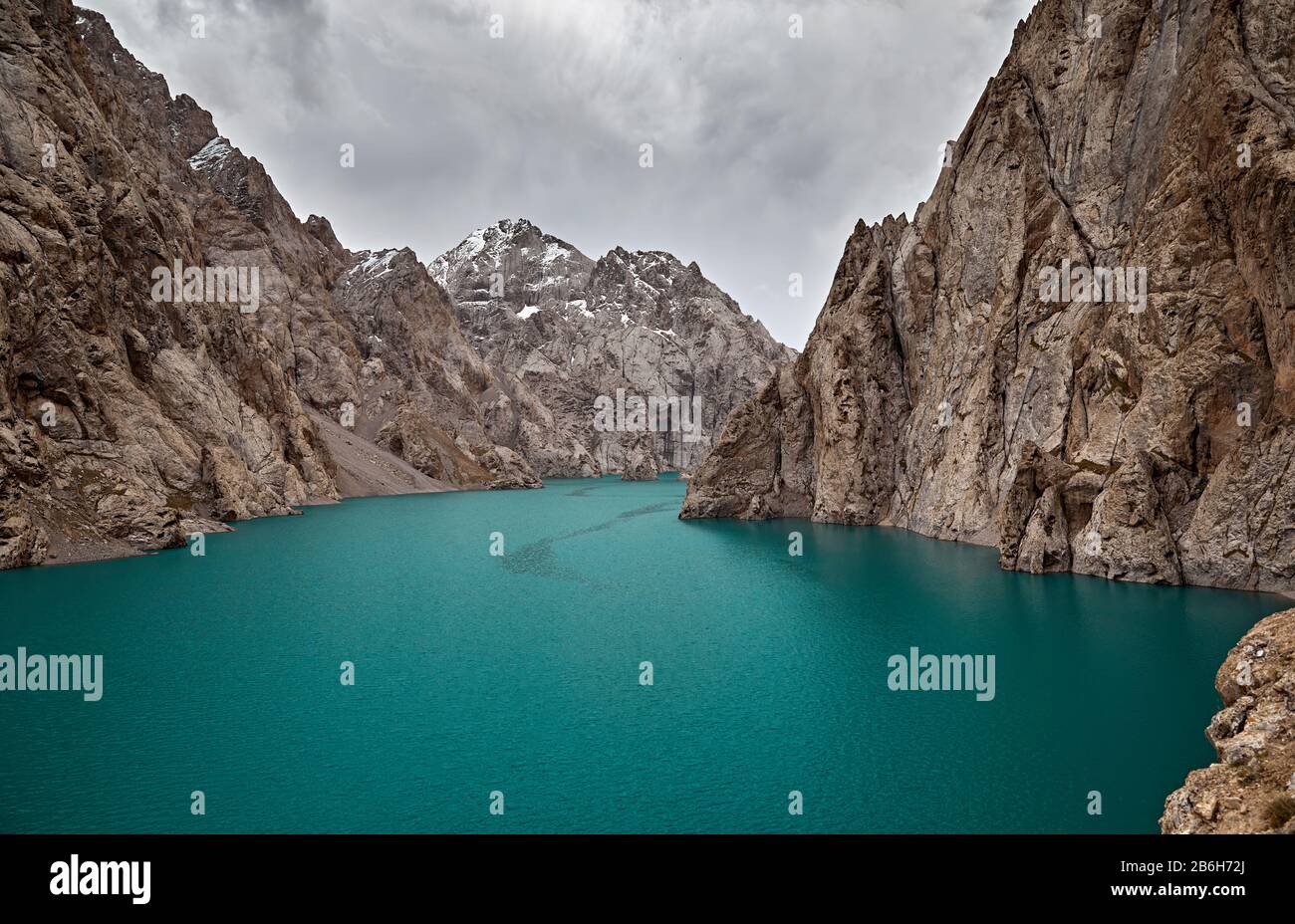 Schöne Landschaft des berühmten Bergsees Kel Suu am bewölkten Himmel, Naryn-Gebiet, Kirgisistan Stockfoto