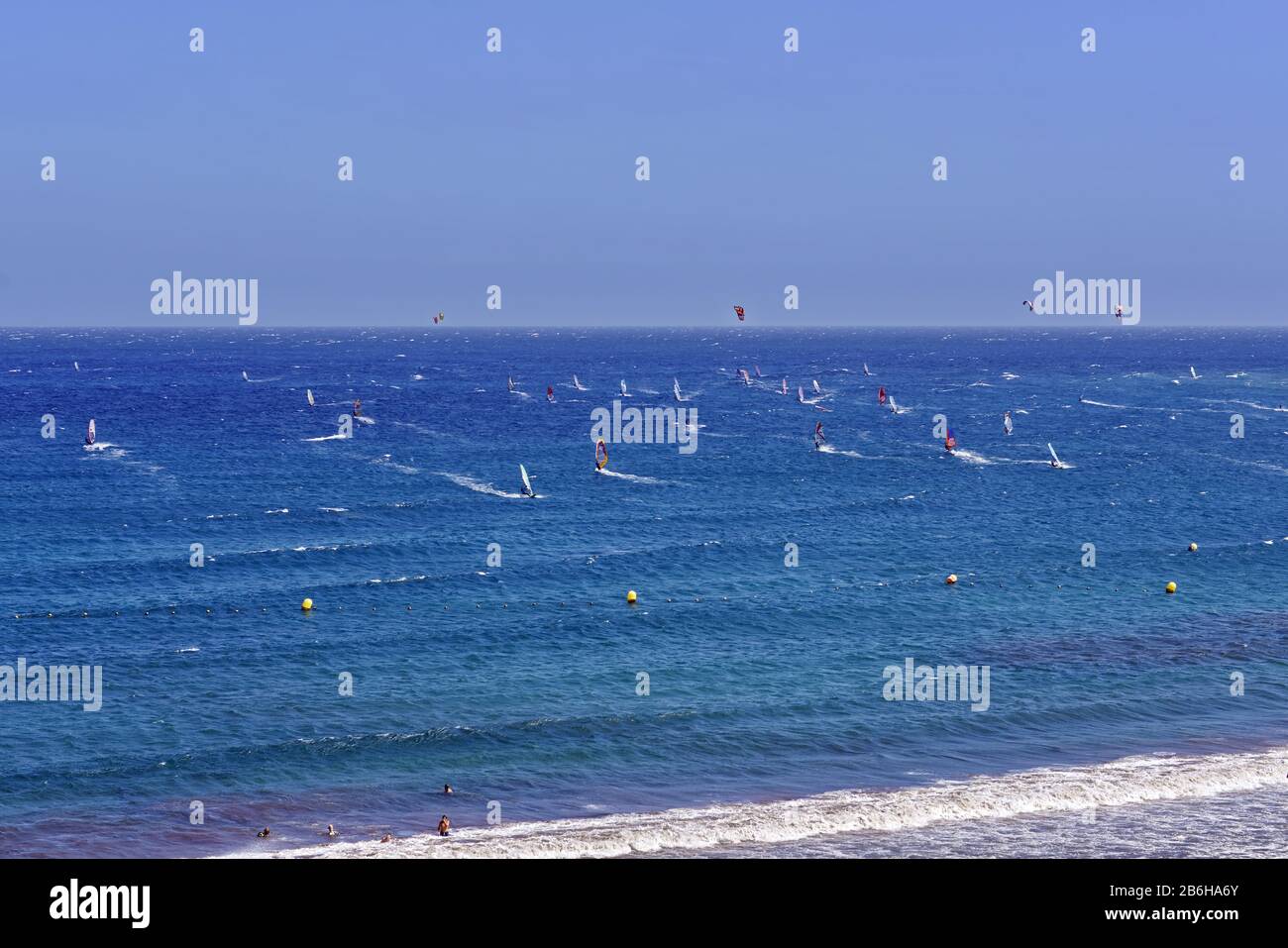 Kanarische Inseln, Spanien - 30/07/2019: Viele Kitesurfer und Windsurfer auf dem Meer am Surfer Strand El Medano, Teneras Stockfoto