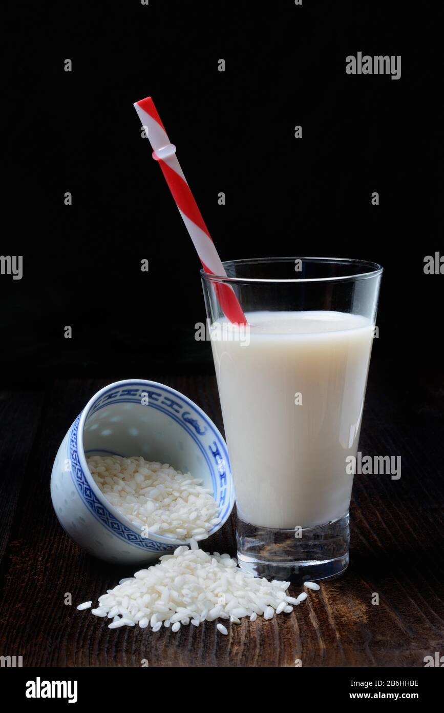 Reismilch in Glas mit Trinkhalm und Reiskörnern, Deutschland  Stockfotografie - Alamy