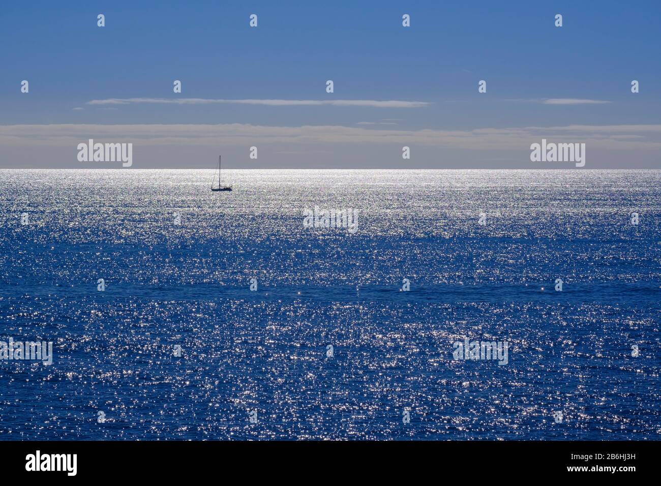 Segelboot auf glitzerndem Meer, Atlantik, Kanarische Inseln, Spanien Stockfoto