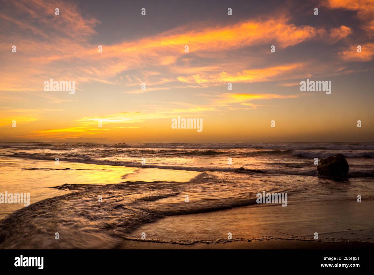 Goldene Farben nach Sonnenuntergang am Meer, Fuerteventura, Kanarische Inseln, Spanien Stockfoto