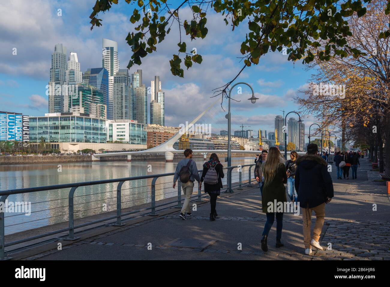 Puerto Madero mit der Frauenbrücke Puente de la Mujer, neue Hafenstadt mit internationaler Architektur, Buenos Aires, Argentinien Stockfoto