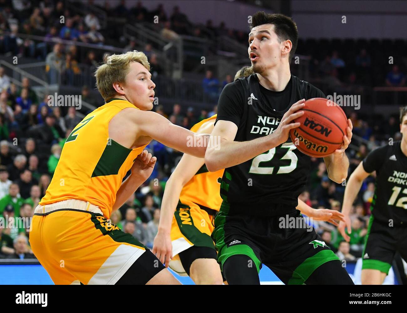 März 2020: North Dakota Fighting Hawks Forward Kienan Walter (23) bewegt sich zu schießen, während er von North Dakota State Bison Guard Jaxon Knotek (2) während des Summit League Championship Basketballspiels zwischen den North Dakota Fighting Hawks und dem North Dakota State Bison im Denny Sanford Premier Center, Sioux Falls, verteidigt wird. SD. NDSU besiegte UND 89-53 und ziehen weiter zum NCAA-Turnier. Foto von Russell Hons/CSM Stockfoto