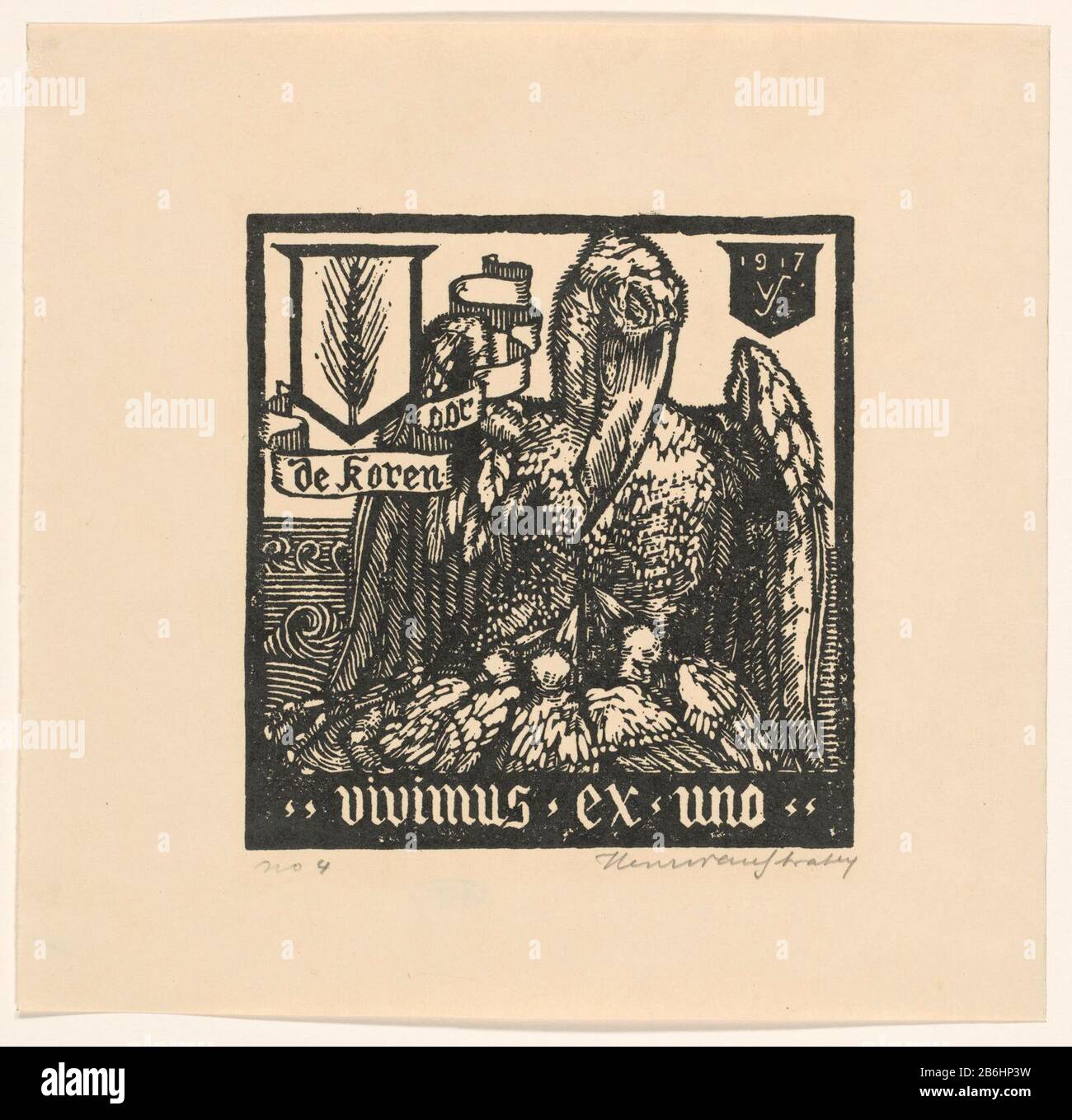 Das Ohr (Titelobjekt) EIN Pelikan mit Küken für sich. Der Pelikan ist ein junger Fütterstaat im christlichen Glauben, Symbol für Liebe und Verzoenheit. Hersteller : Druckerhersteller Hendrik van Straten (persönlich unterzeichnet) Datum: 1917 Material: Papiertechnik: Linokut-Abmessungen: Blatt: H 242 mm × W 250 mm Betreff: Symbole von Christus  tierische Wasservögel: Pelikan Stockfoto