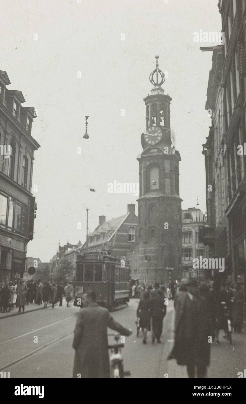 De Munttoren De Munttoren in Amsterdam gezien vanuit de reguliersbreestraat. In de straat rijdt een tram, lijn 5. Achterop staat: Amsterdam, Rembrandtstr. Hersteller : fotograaf: AnoniemPlaats Herstellung: Amsterdam dating: 1941 - 1942 Physische Kenmerken: Ontwikkelgelatinzilverdruk Material: Fotopapier Techniek: Ontwikkelgelatinzilverdruk Abmessungen: H 8,5 cm. × b 5,5 cm. Betrifft:  oorlogcity-View im Allgemeinen; 'veduta'Tweede WereldoorlogBezeting van NederlandWanneer: 1941 - 1942 Stockfoto