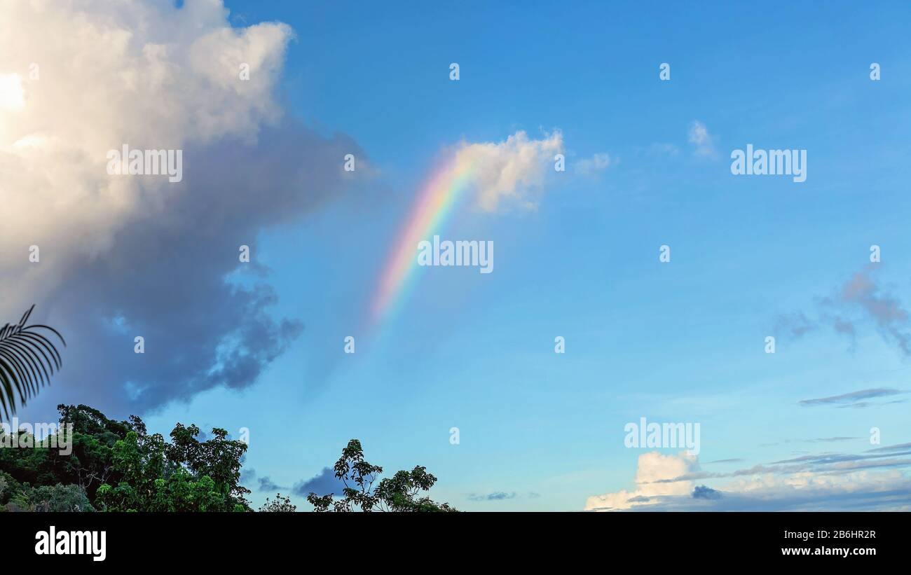 Ein schöner Regenbogen in einem bewölkten Himmel nach Regen Stockfoto