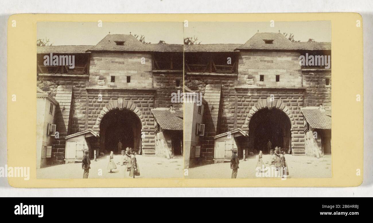 Der Tiergartnertor in NeurenbergThiergärtner Thor (Titelobjekt) Nürnberg (Serientitelobjekt) Deutschland (Serientitelobjekt) Eigenschaftstyp: Stereobild Artikelnummer: RP-F F13598 Aufschriften/Marken: Nummer, Verso, gedruckt: "Nein . 22.' Hersteller : Fotograf: Johann Friedrich Stiehm (denkmalgeschütztes Gebäude) Herausgeber: E. Linde & Co (denkmalgeschütztes Eigentum) Ort Herstellung: Fotograf: Nürnberg Herausgeber: London Datum: 288-88 Material: Pappe Papiertechnik: Albumin Druckabmessungen: Sekundäres Medium: 87 mm × W 177 mm Betreff: Tor  befestigte Stadt wo: Nürnberg Stockfoto