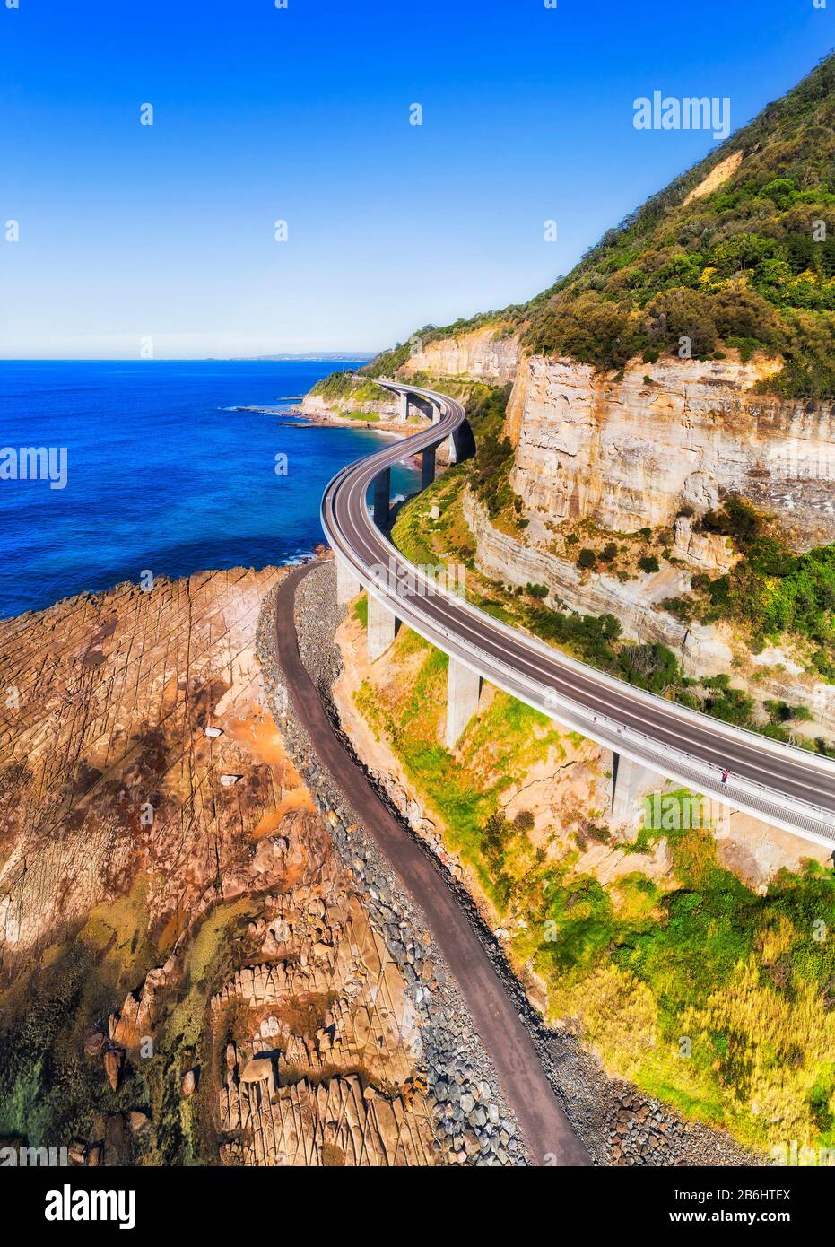 Malerische Straße in Australien - der Grand Pacific Drive mit berühmter Sea Cliff Bridge an einem sonnigen Tag. Stockfoto