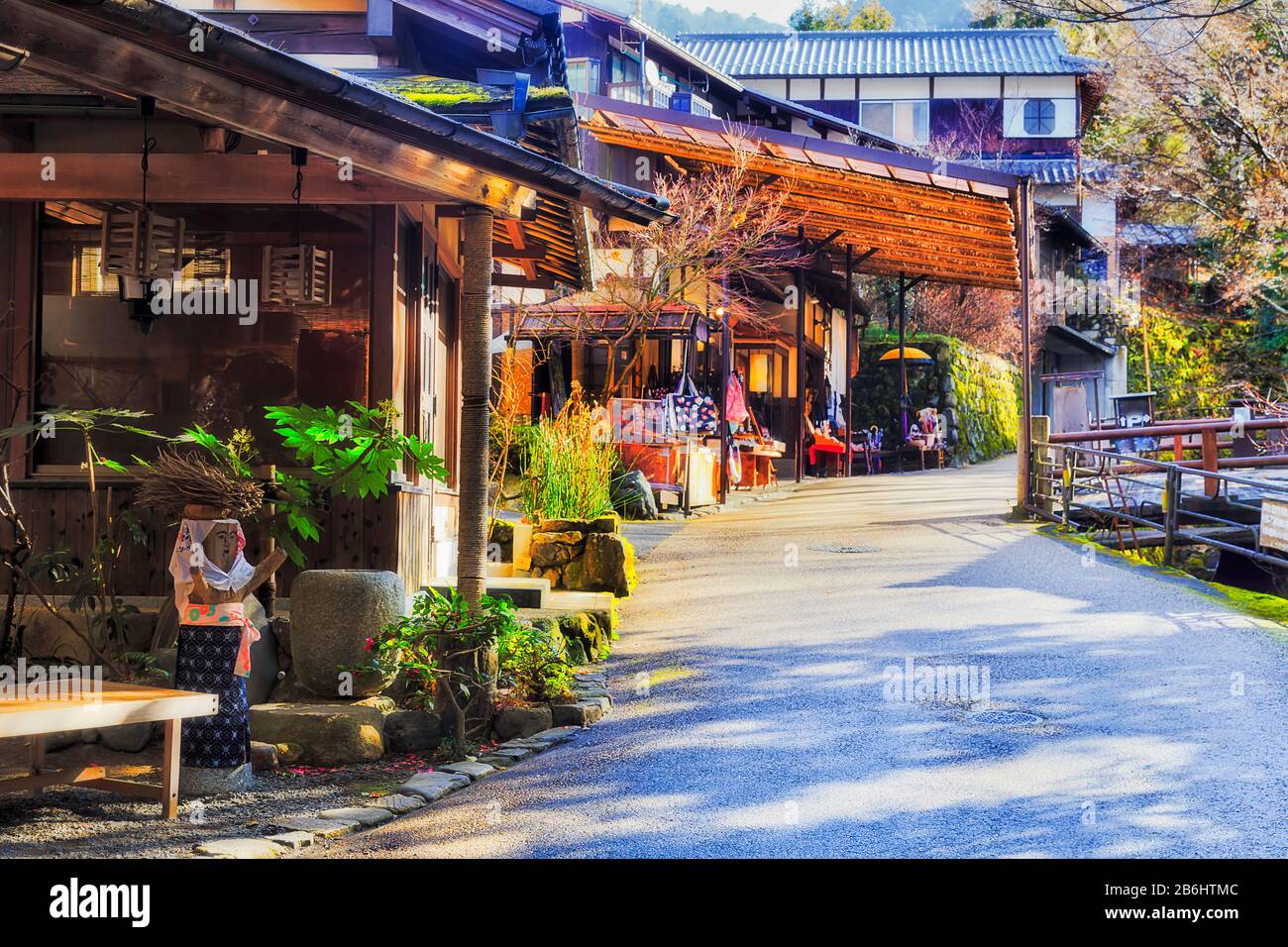 Einkaufsstraße im ländlichen historischen Dorf Ohara in der Nähe von Kyoto in den japanischen Bergen rund um historische buddhistische Tempel. Souvenirläden und lokales Lebensmittelcafé Stockfoto