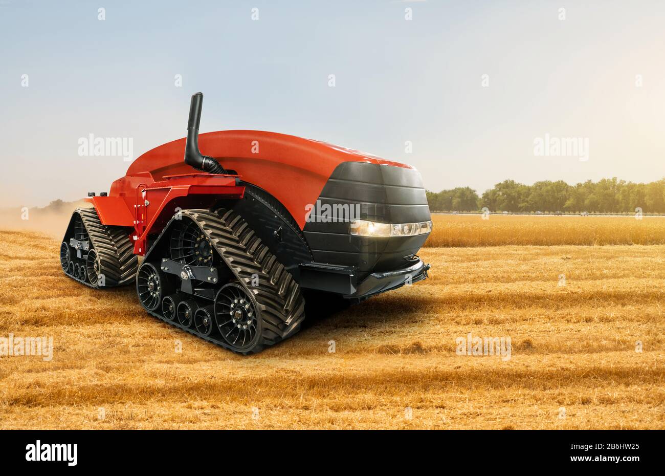 Autonomer Traktor, der auf dem Feld arbeitet. Intelligente Landwirtschaft Stockfoto