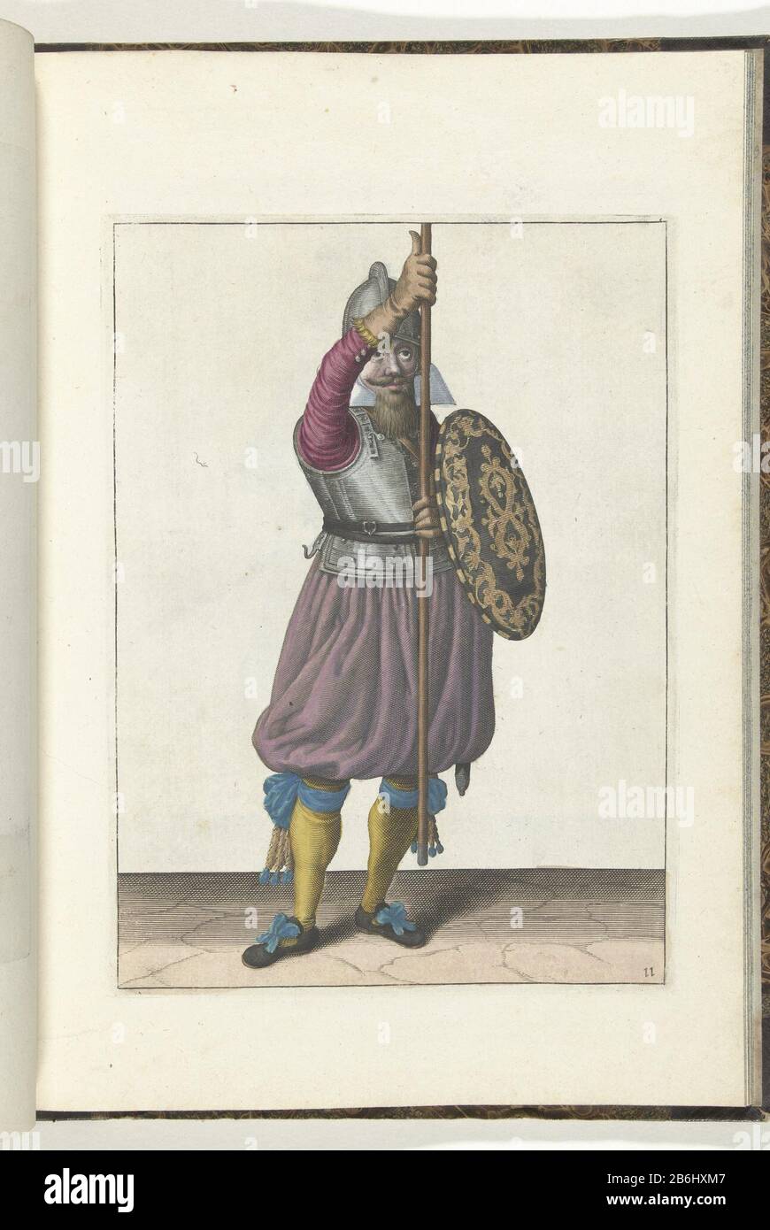 Die Übung mit Schild und Spieß, die der Soldat dreimal in den Spieß zurückbrachte, in die Ruheposition, die zweite Bewegung (Nr. 11), 1618 die Übung mit Schild und Speer, bringt der Soldat dreimal den Speer zurück in die Ruheposition, die zweite Bewegung, 1618. Teil der Illustrationen: Adam van Breen, Nassauische Waffenhandel, 1618, Platte . Nr. 11. Um 1600 sein. Hersteller : zu einem Entwurf von: Adam van Bree Druckautor: Anonymer Standort Herstellung: Nordholländer Datum: 1616 - 1618 Körperliche Merkmale: Enna, handfarbenes Material: Papier Techniqu Stockfoto