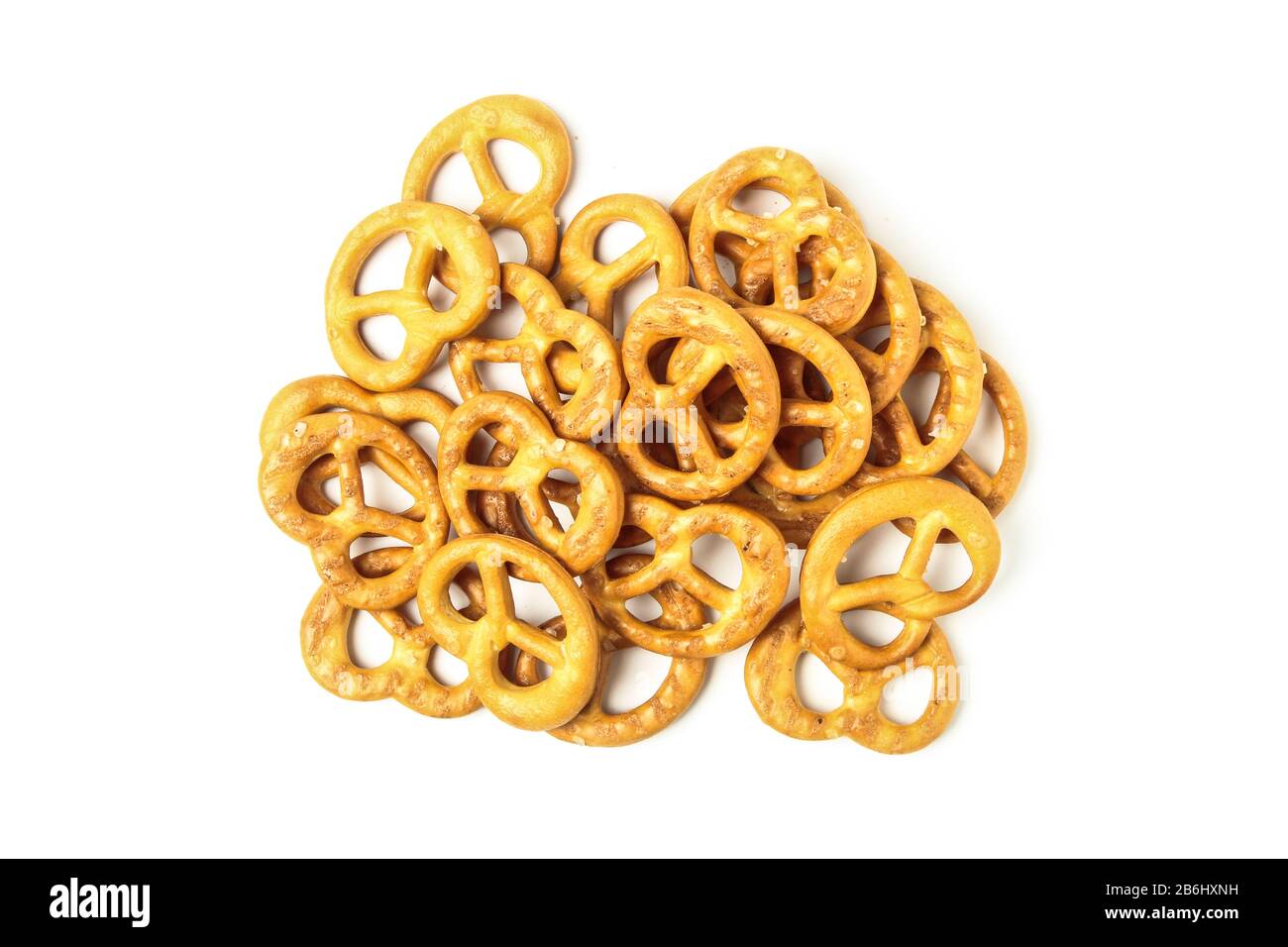 Eine Handvoll Cracker schließen sich isoliert auf weißem Hintergrund ab Stockfoto